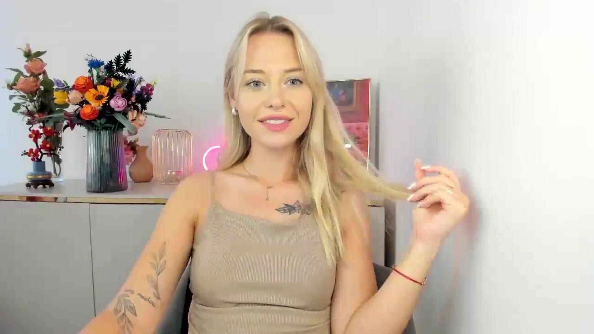 Gallery image thumbnail from YoursCindy's myfreecams stream on, 08/11/2025, 10:39 image 12 of 20