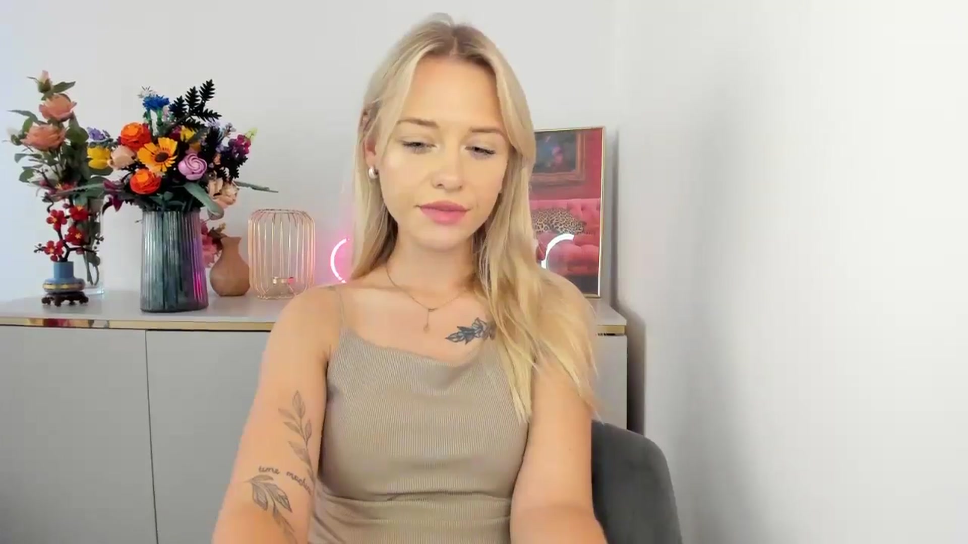 Gallery image thumbnail from YoursCindy's myfreecams stream on, 08/11/2025, 10:39 image 10 of 20