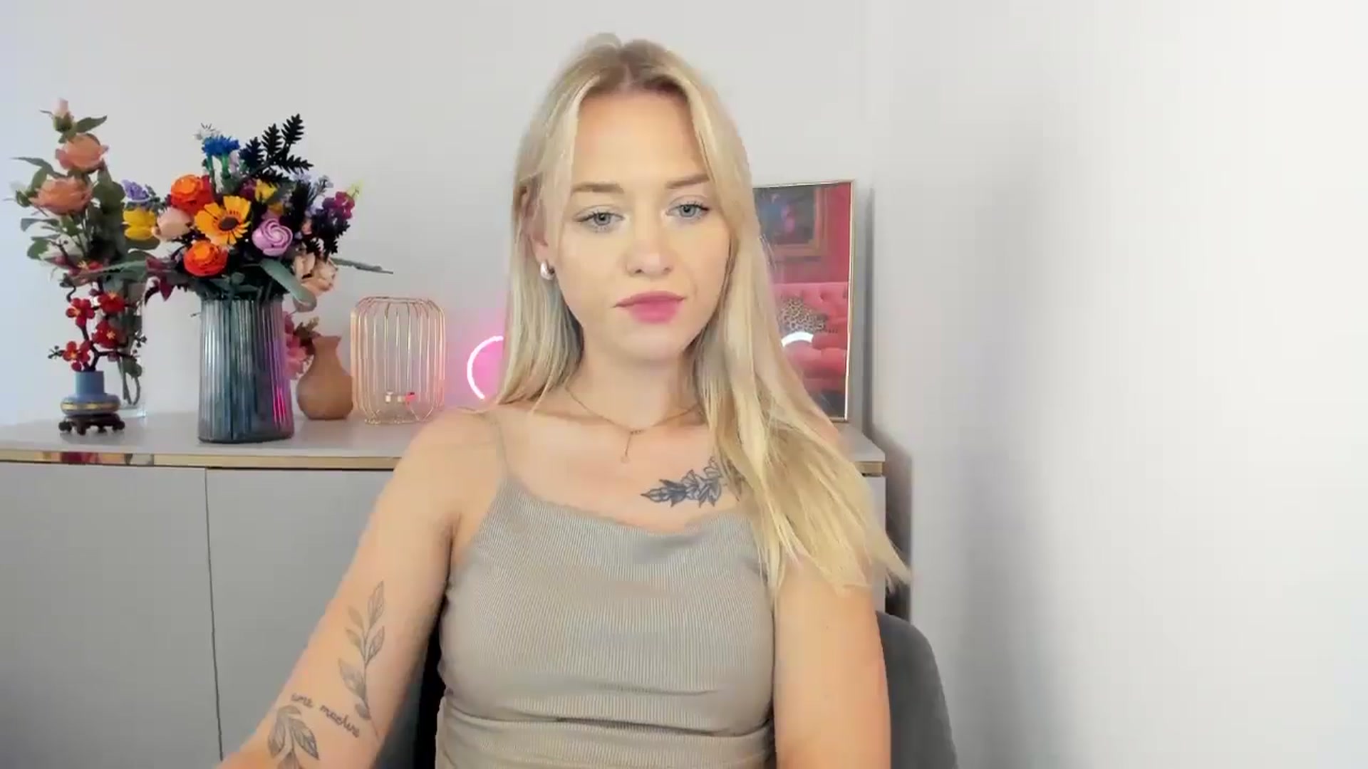 Gallery image thumbnail from YoursCindy's myfreecams stream on, 08/11/2025, 10:39 image 17 of 20