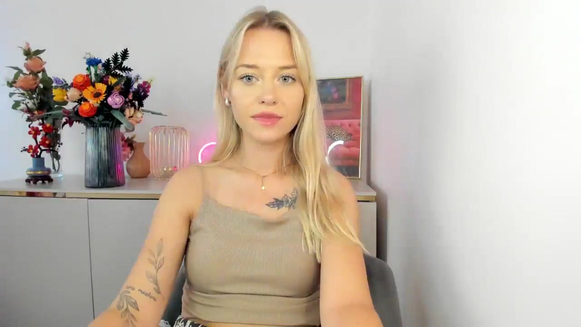 Gallery image thumbnail from YoursCindy's myfreecams stream on, 08/11/2025, 12:13 image 7 of 20