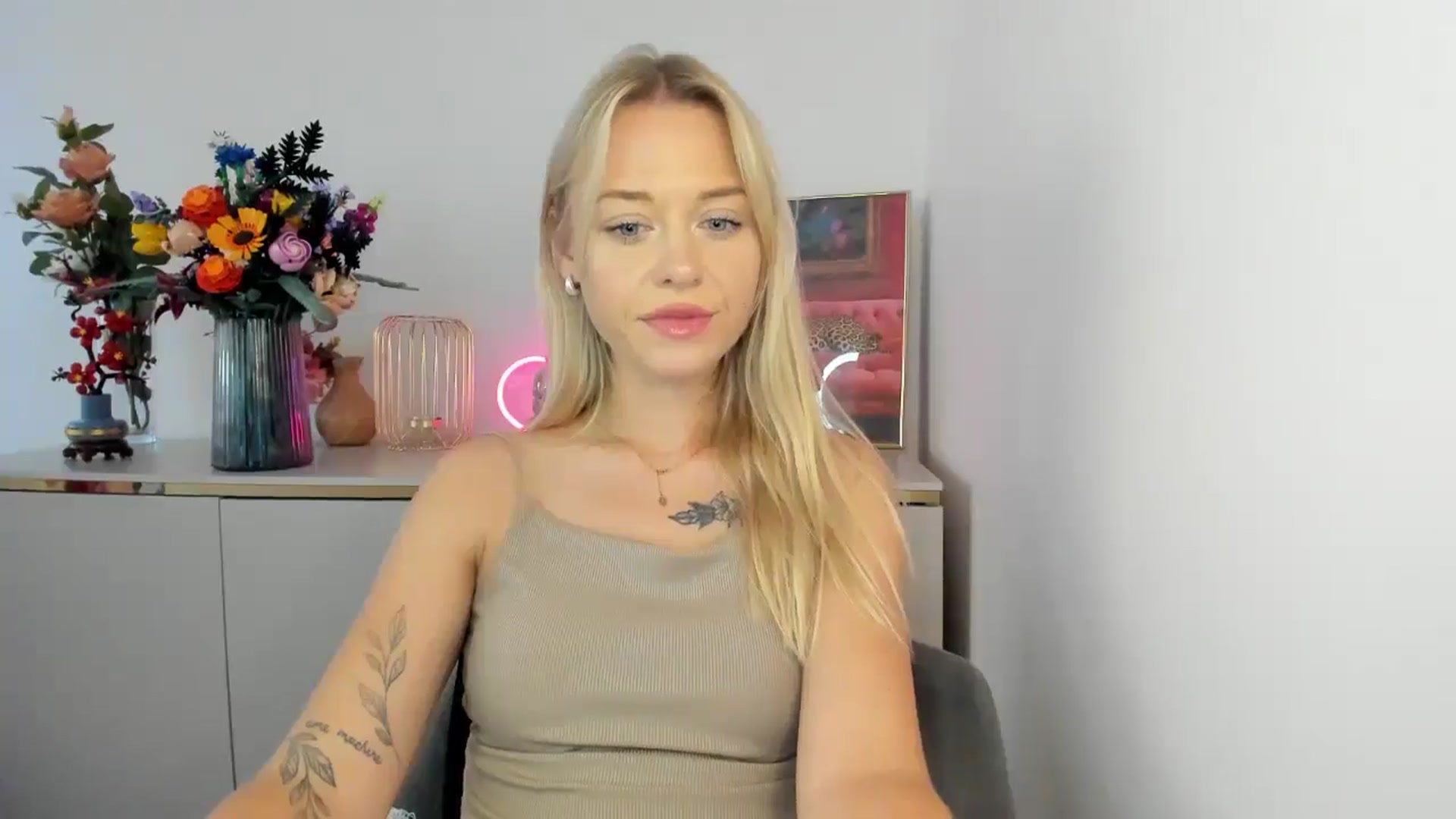Gallery image thumbnail from YoursCindy's myfreecams stream on, 08/11/2025, 12:13 image 5 of 20