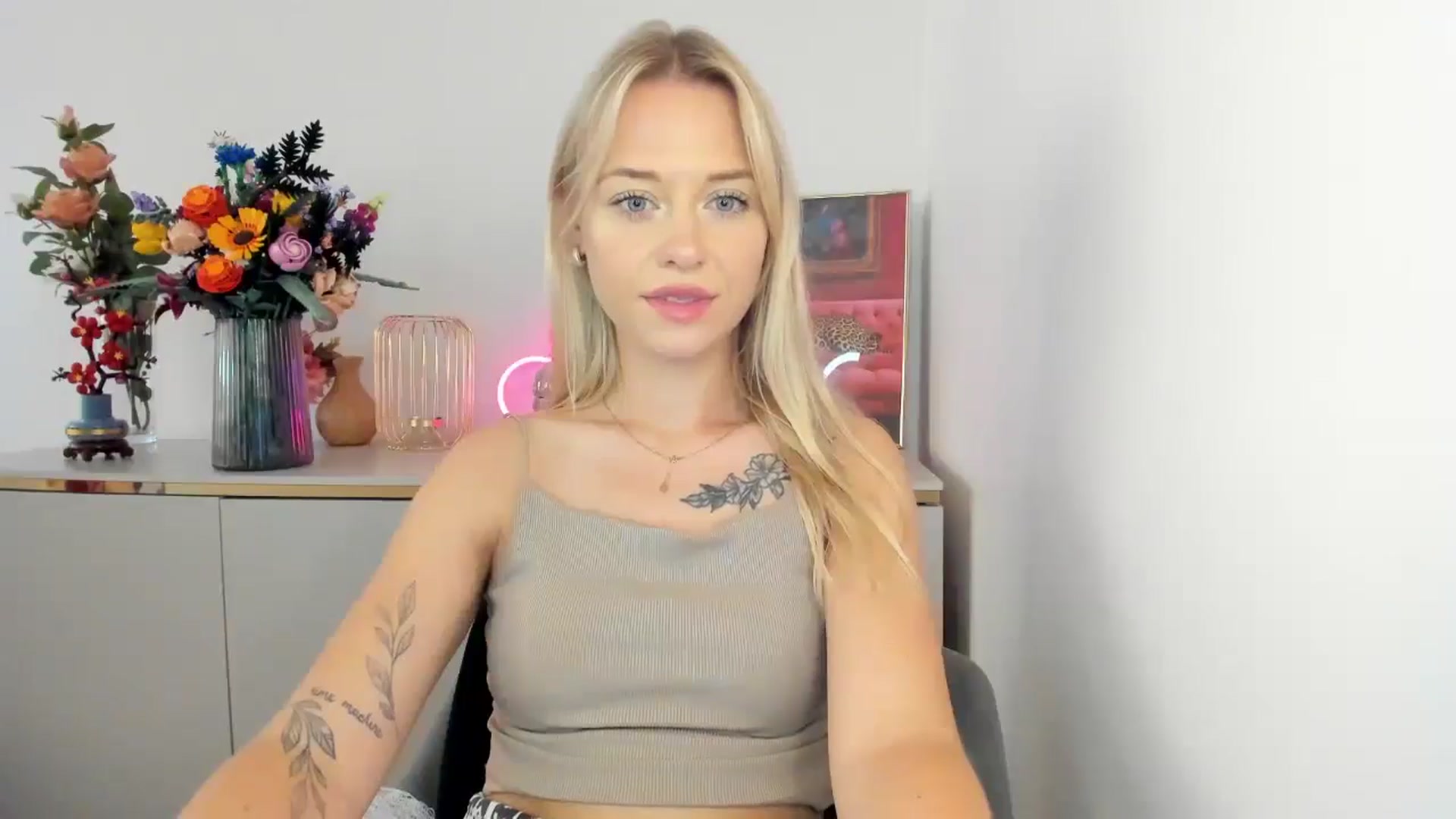 Gallery image thumbnail from YoursCindy's myfreecams stream on, 08/11/2025, 12:13 image 16 of 20