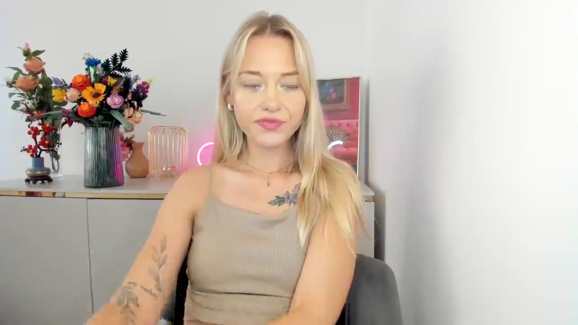 Gallery image thumbnail from YoursCindy's myfreecams stream on, 08/11/2025, 12:13 image 12 of 20