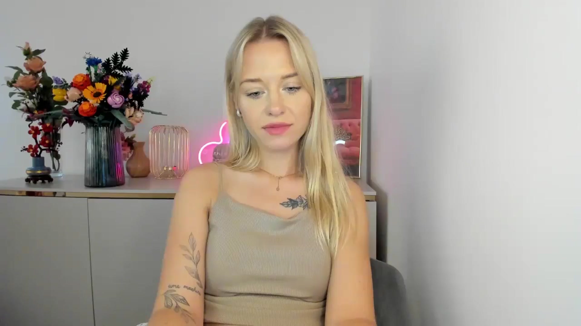 Gallery image thumbnail from YoursCindy's myfreecams stream on, 08/11/2025, 12:13 image 19 of 20
