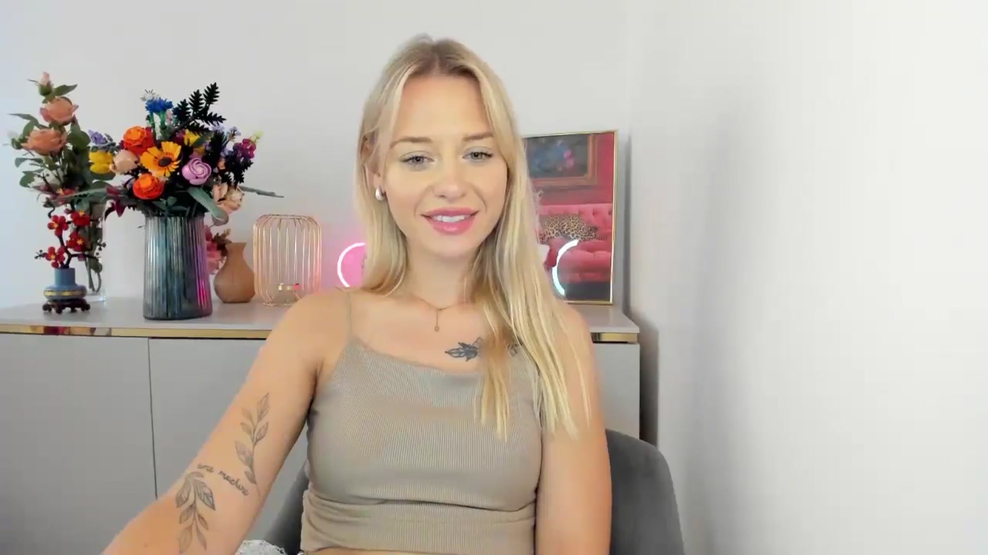 Gallery image thumbnail from YoursCindy's myfreecams stream on, 08/11/2025, 12:13 image 6 of 20