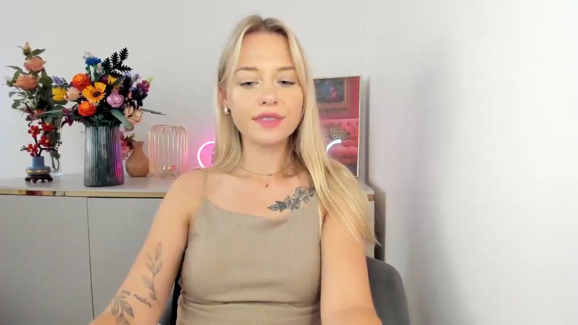 Gallery image thumbnail from YoursCindy's myfreecams stream on, 08/11/2025, 12:13 image 20 of 20