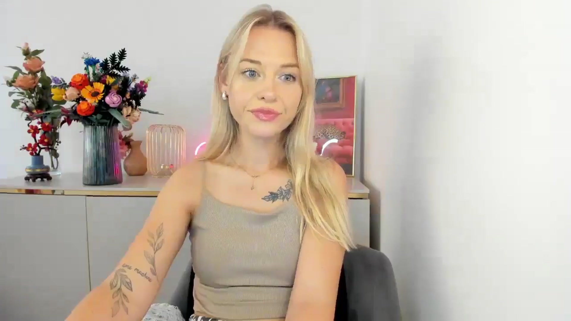 Gallery image thumbnail from YoursCindy's myfreecams stream on, 08/11/2025, 12:13 image 3 of 20