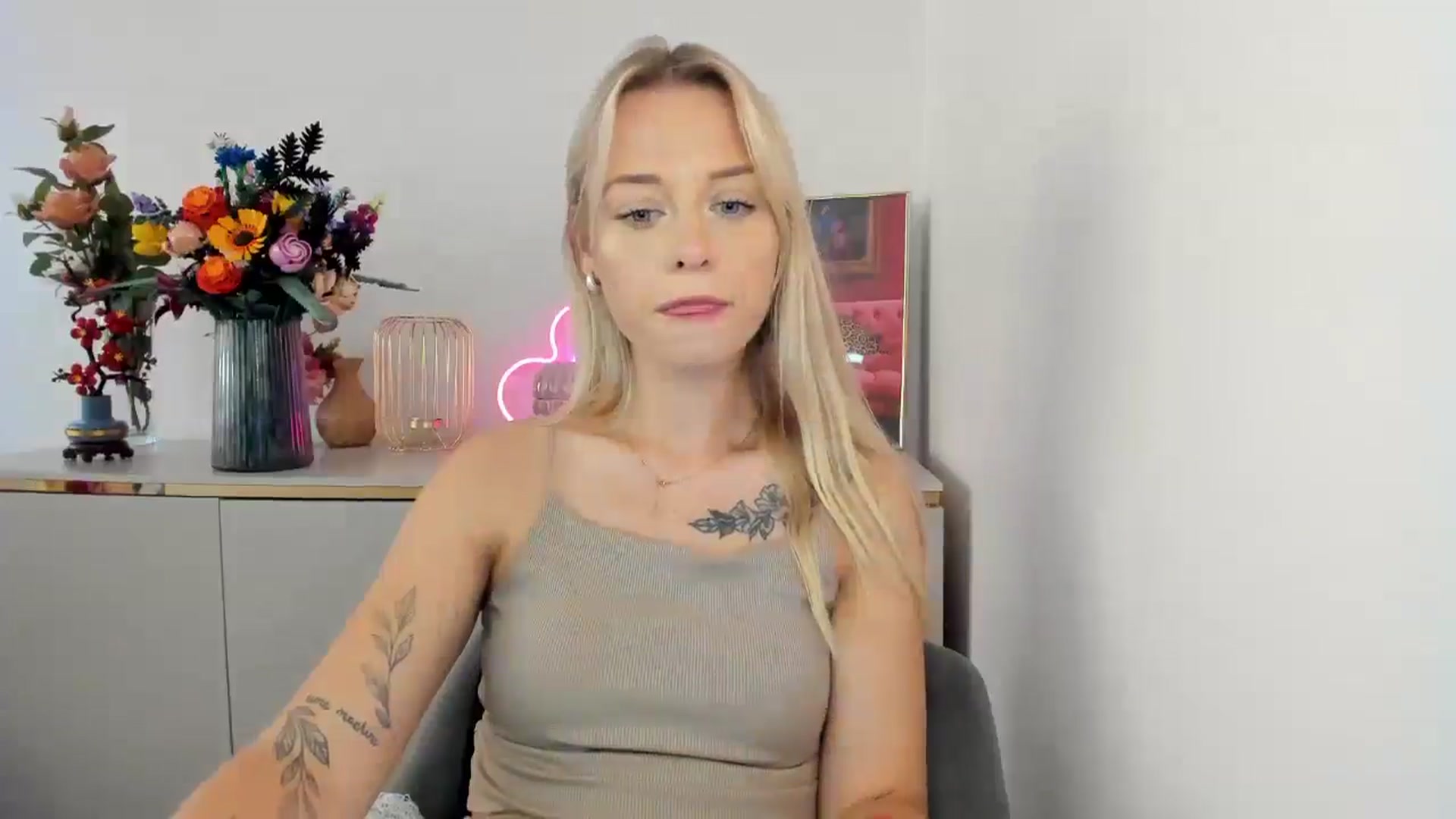 Gallery image thumbnail from YoursCindy's myfreecams stream on, 08/11/2025, 12:13 image 2 of 20