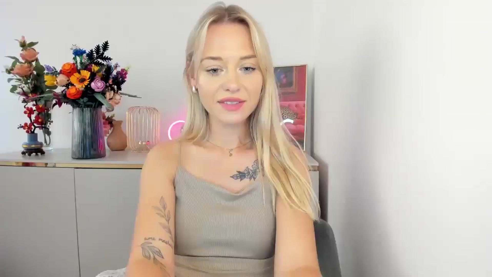 Gallery image thumbnail from YoursCindy's myfreecams stream on, 08/11/2025, 12:13 image 1 of 20