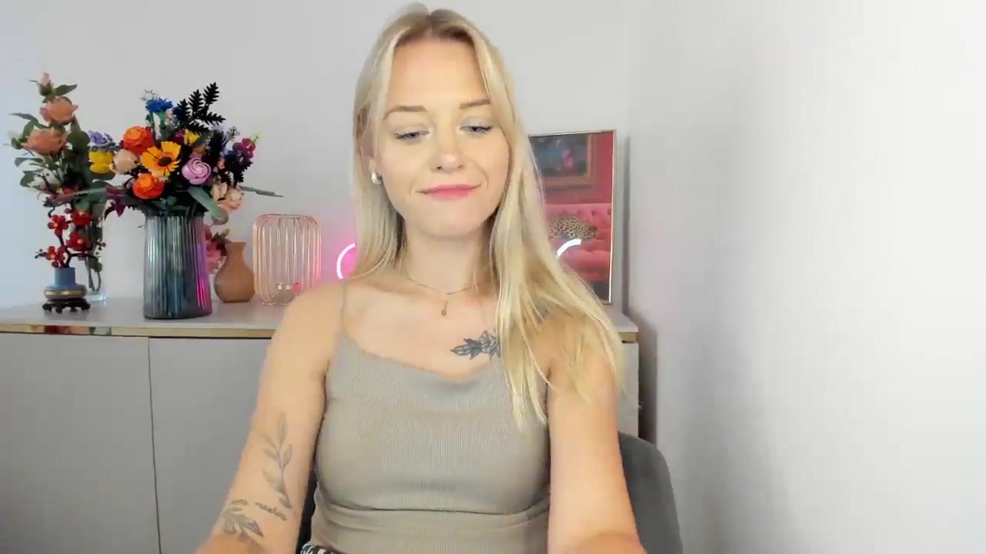 Gallery image thumbnail from YoursCindy's myfreecams stream on, 08/11/2025, 12:13 image 8 of 20