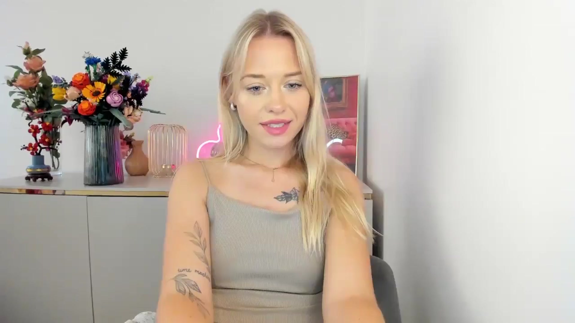 Gallery image thumbnail from YoursCindy's myfreecams stream on, 08/11/2025, 12:13 image 11 of 20
