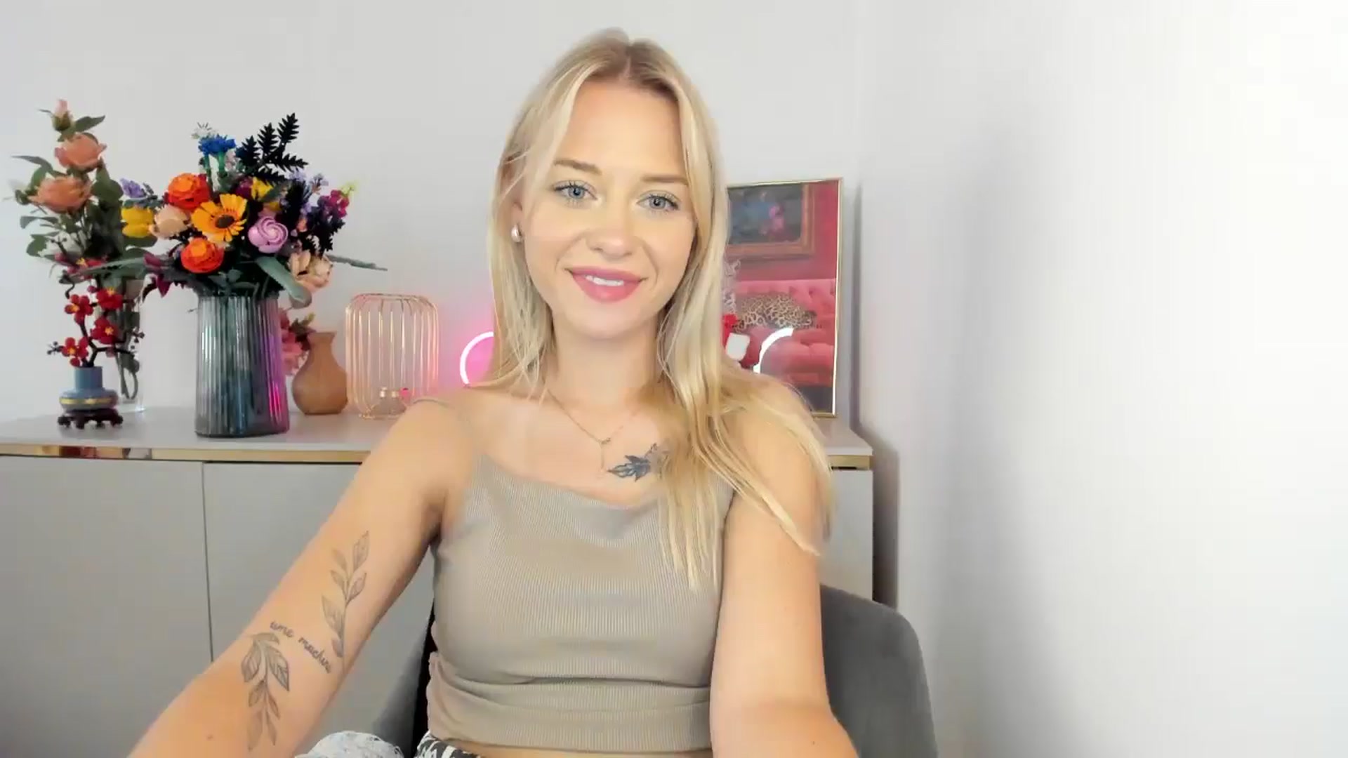 Gallery image thumbnail from YoursCindy's myfreecams stream on, 08/11/2025, 12:13 image 14 of 20
