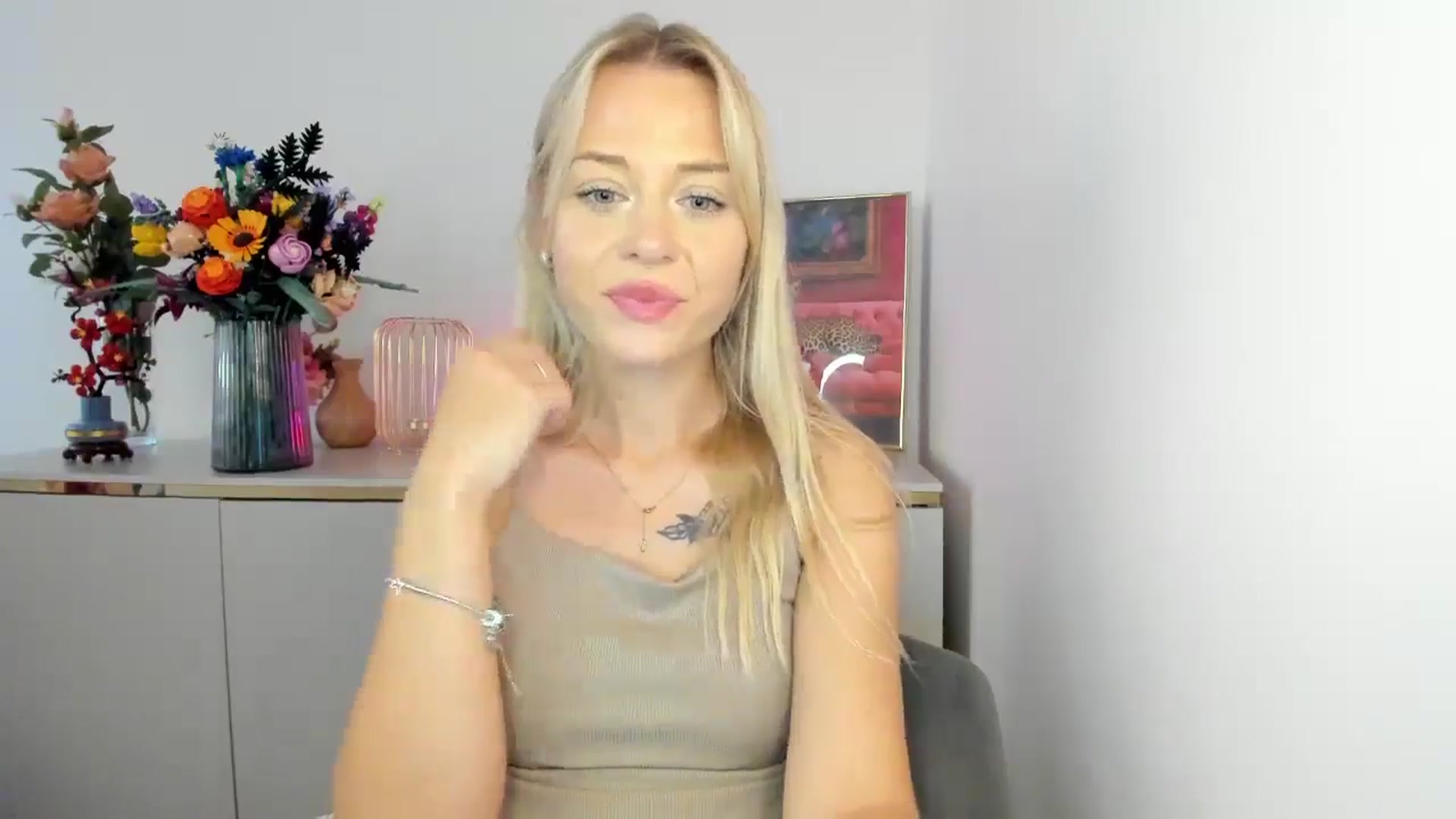 Gallery image thumbnail from YoursCindy's myfreecams stream on, 08/11/2025, 12:13 image 15 of 20