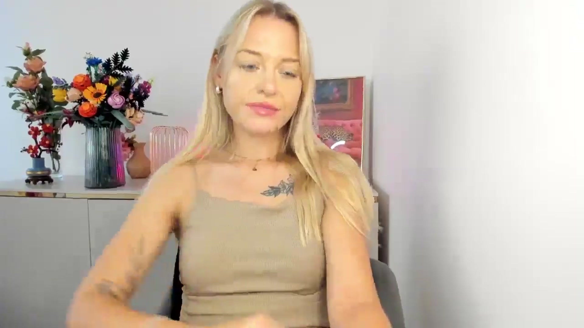 Gallery image thumbnail from YoursCindy's myfreecams stream on, 08/11/2025, 12:13 image 10 of 20