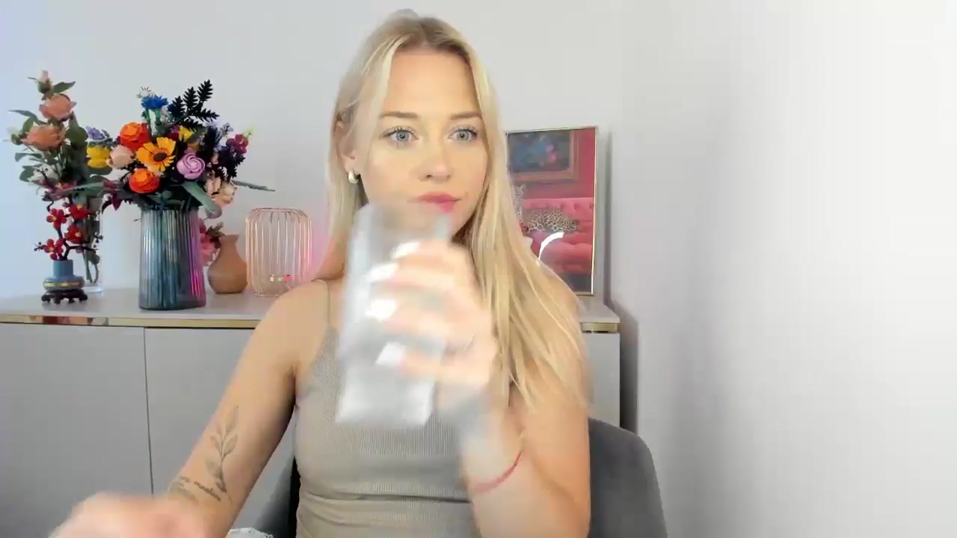 Gallery image thumbnail from YoursCindy's myfreecams stream on, 08/11/2025, 12:13 image 4 of 20