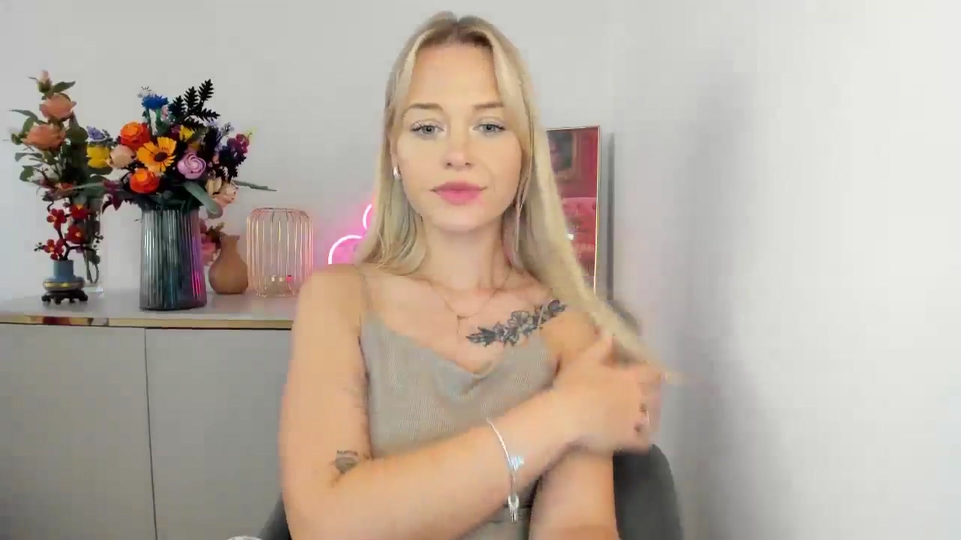 Gallery image thumbnail from YoursCindy's myfreecams stream on, 08/11/2025, 12:13 image 17 of 20