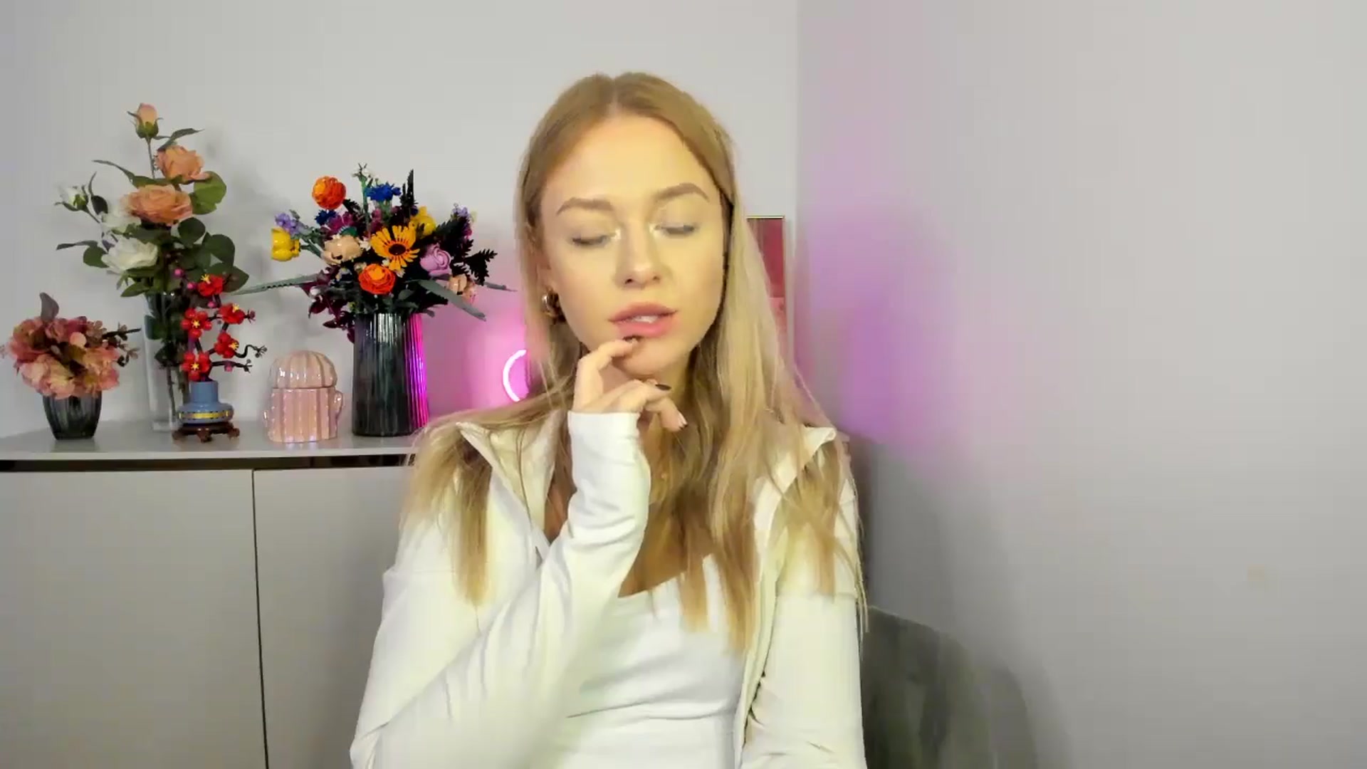 Gallery image thumbnail from YoursCindy's myfreecams stream on, 11/10/2025, 11:33 image 12 of 20