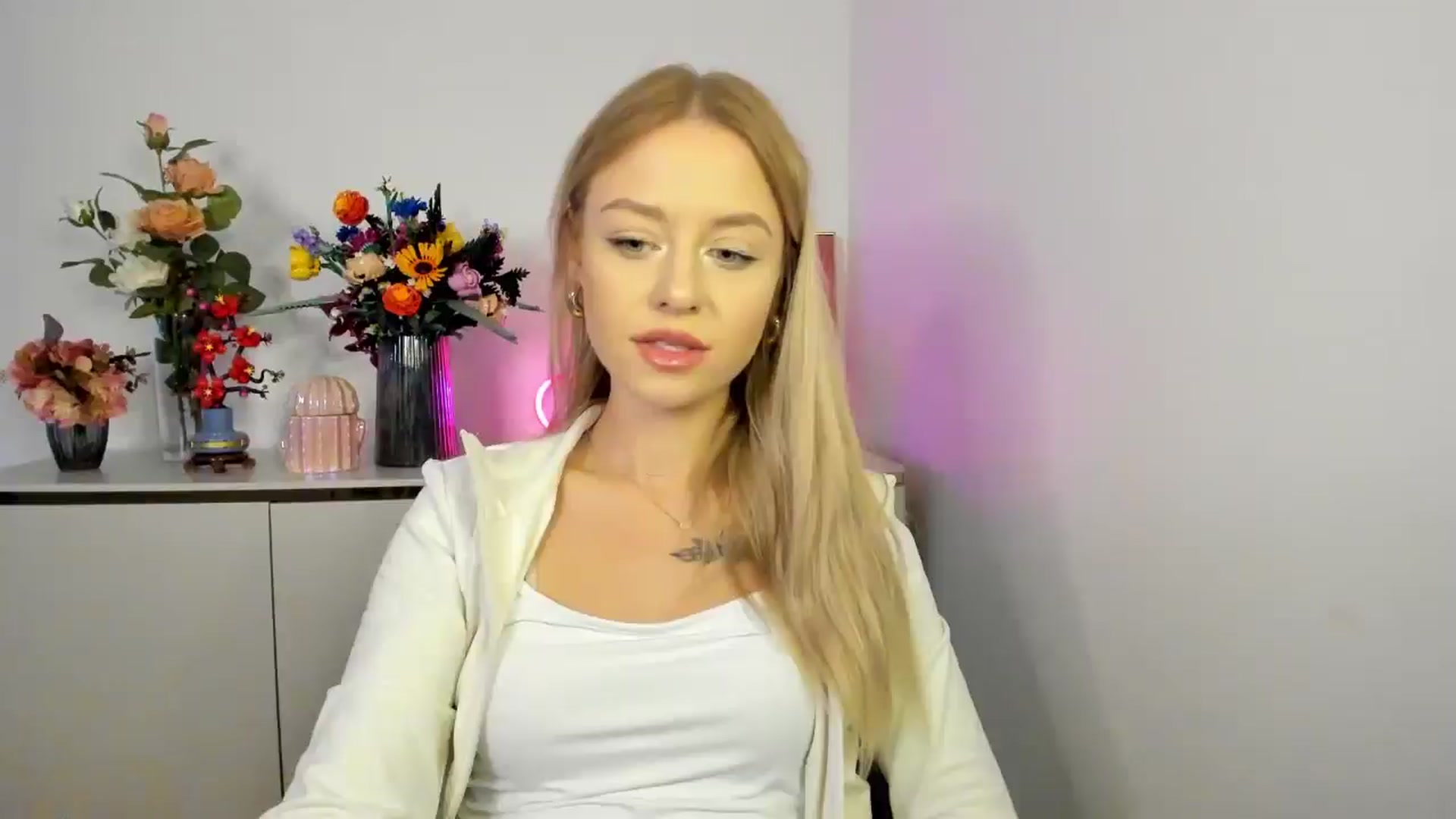 Gallery image thumbnail from YoursCindy's myfreecams stream on, 11/10/2025, 11:33 image 1 of 20