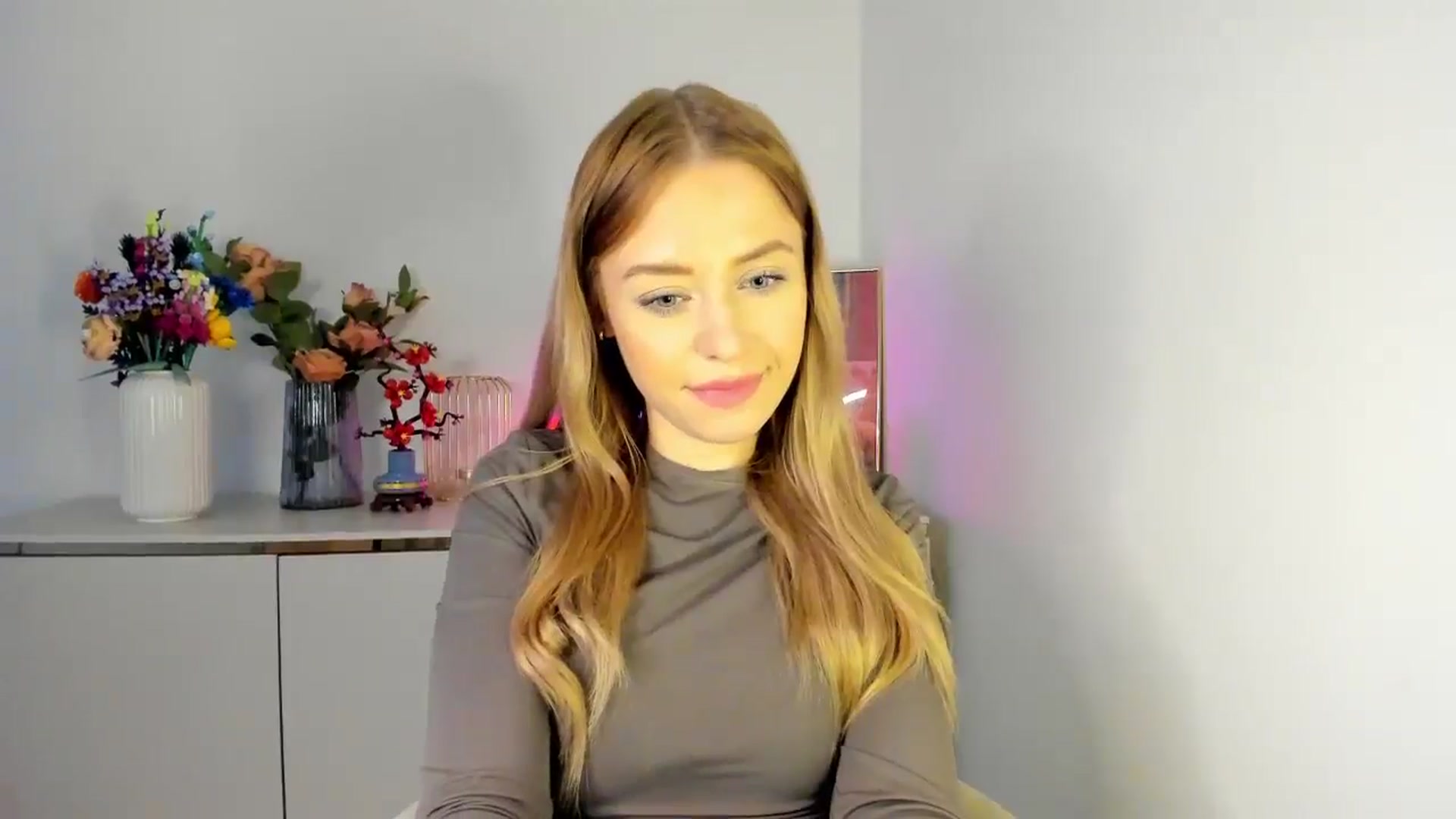 Gallery image thumbnail from YoursCindy's myfreecams stream on, 04/14/2026, 11:01 image 2 of 20