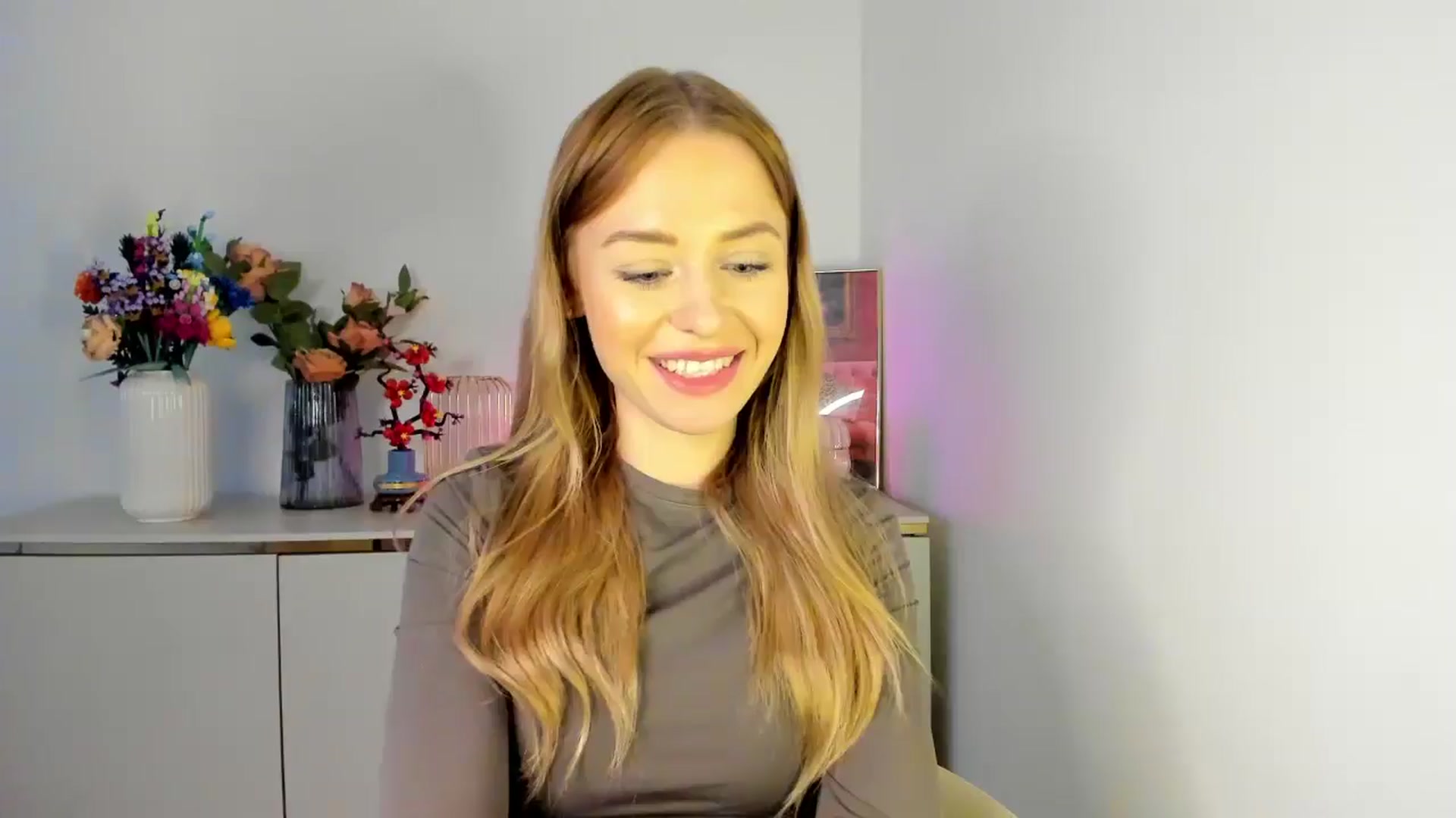 Gallery image thumbnail from YoursCindy's myfreecams stream on, 04/14/2026, 11:01 image 10 of 20