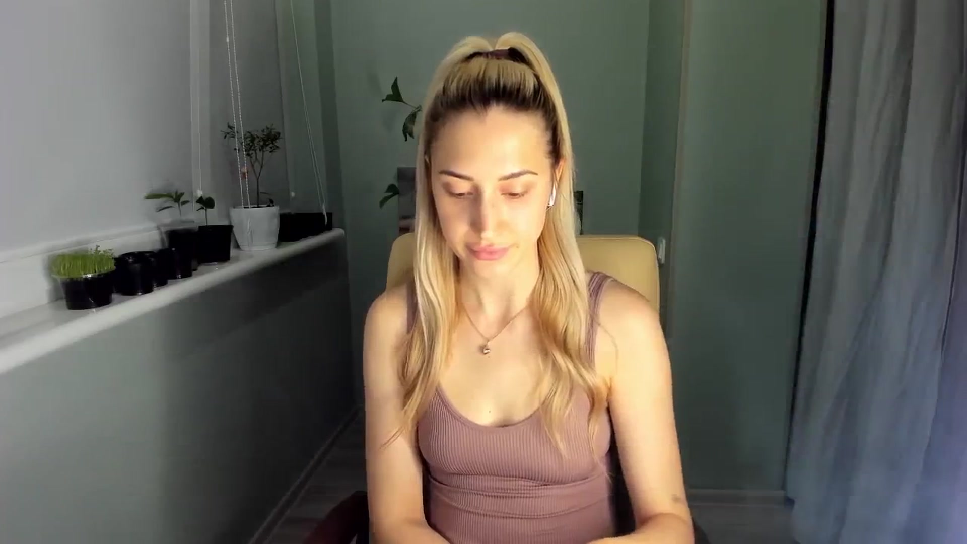 Gallery image thumbnail from Yours_Sonya's myfreecams stream on, 05/22/2024, 21:36 image 19 of 20