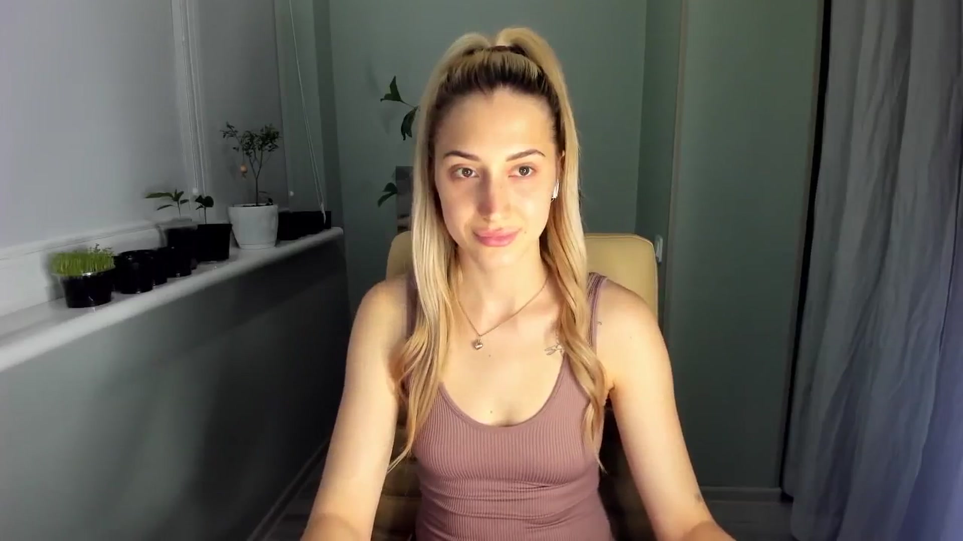Gallery image thumbnail from Yours_Sonya's myfreecams stream on, 05/22/2024, 21:36 image 18 of 20