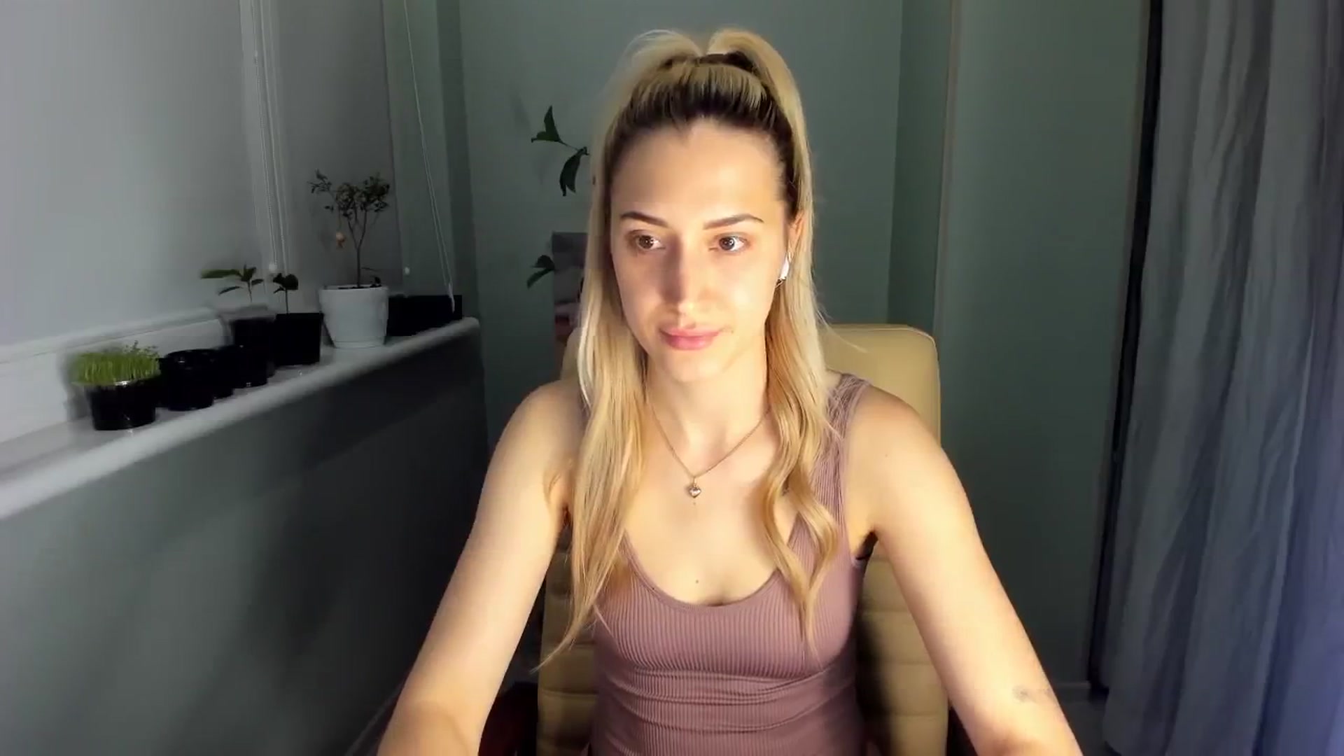 Gallery image thumbnail from Yours_Sonya's myfreecams stream on, 05/22/2024, 21:36 image 6 of 20