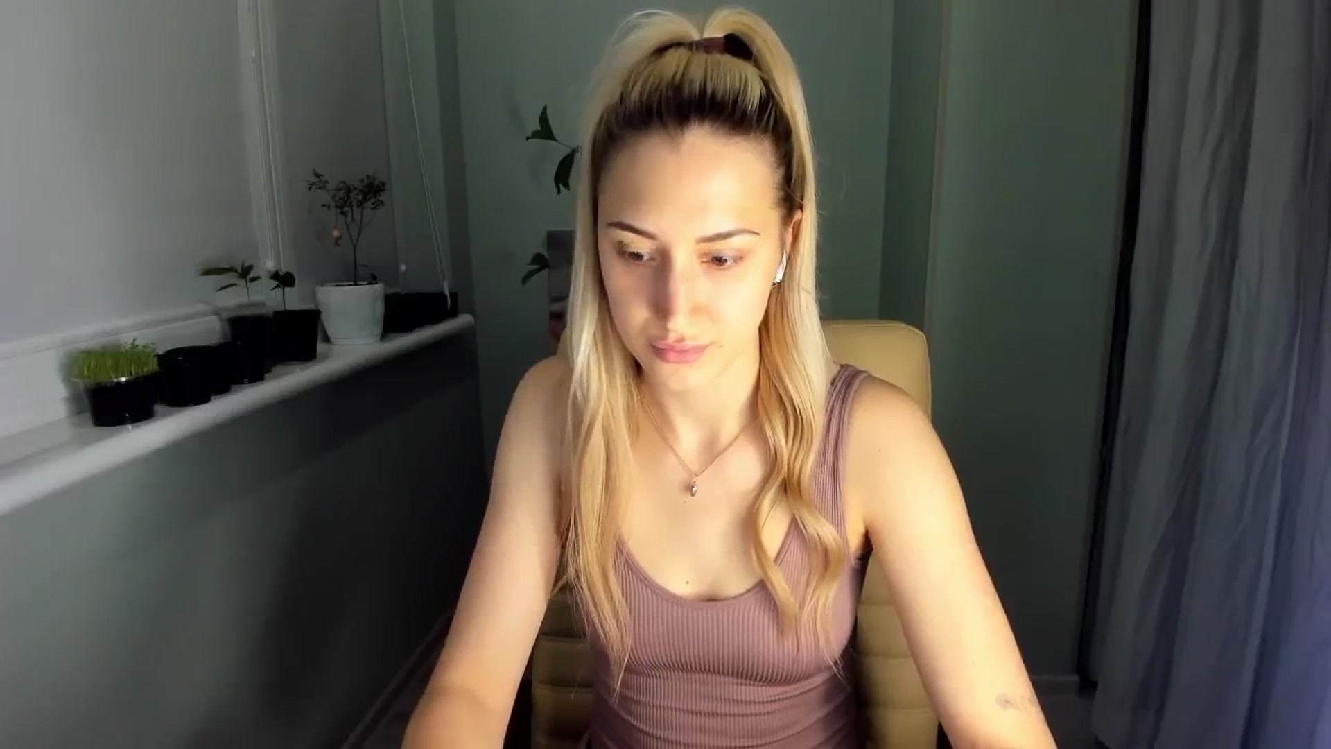 Gallery image thumbnail from Yours_Sonya's myfreecams stream on, 05/22/2024, 21:36 image 7 of 20