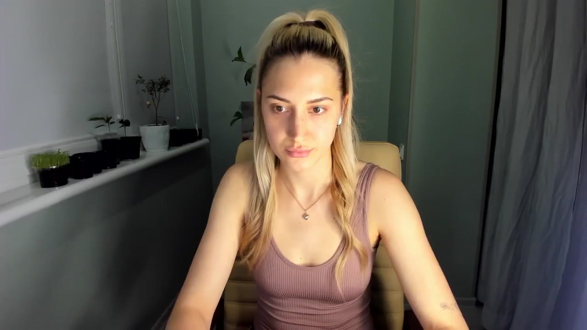 Gallery image thumbnail from Yours_Sonya's myfreecams stream on, 05/22/2024, 21:36 image 16 of 20