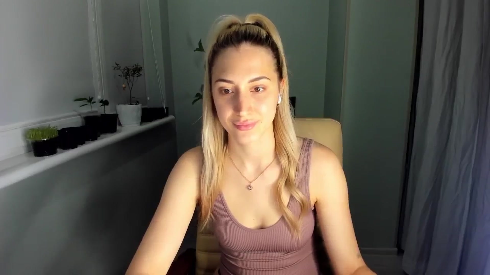 Gallery image thumbnail from Yours_Sonya's myfreecams stream on, 05/22/2024, 21:36 image 4 of 20