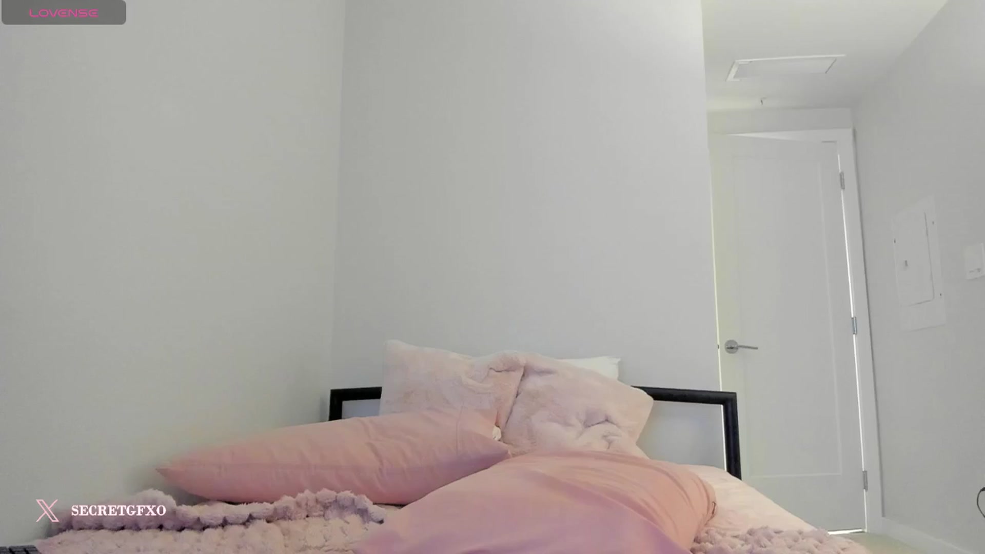 Gallery image thumbnail from Yoursecretgf's myfreecams stream on, 11/19/2024, 11:29 image 14 of 20