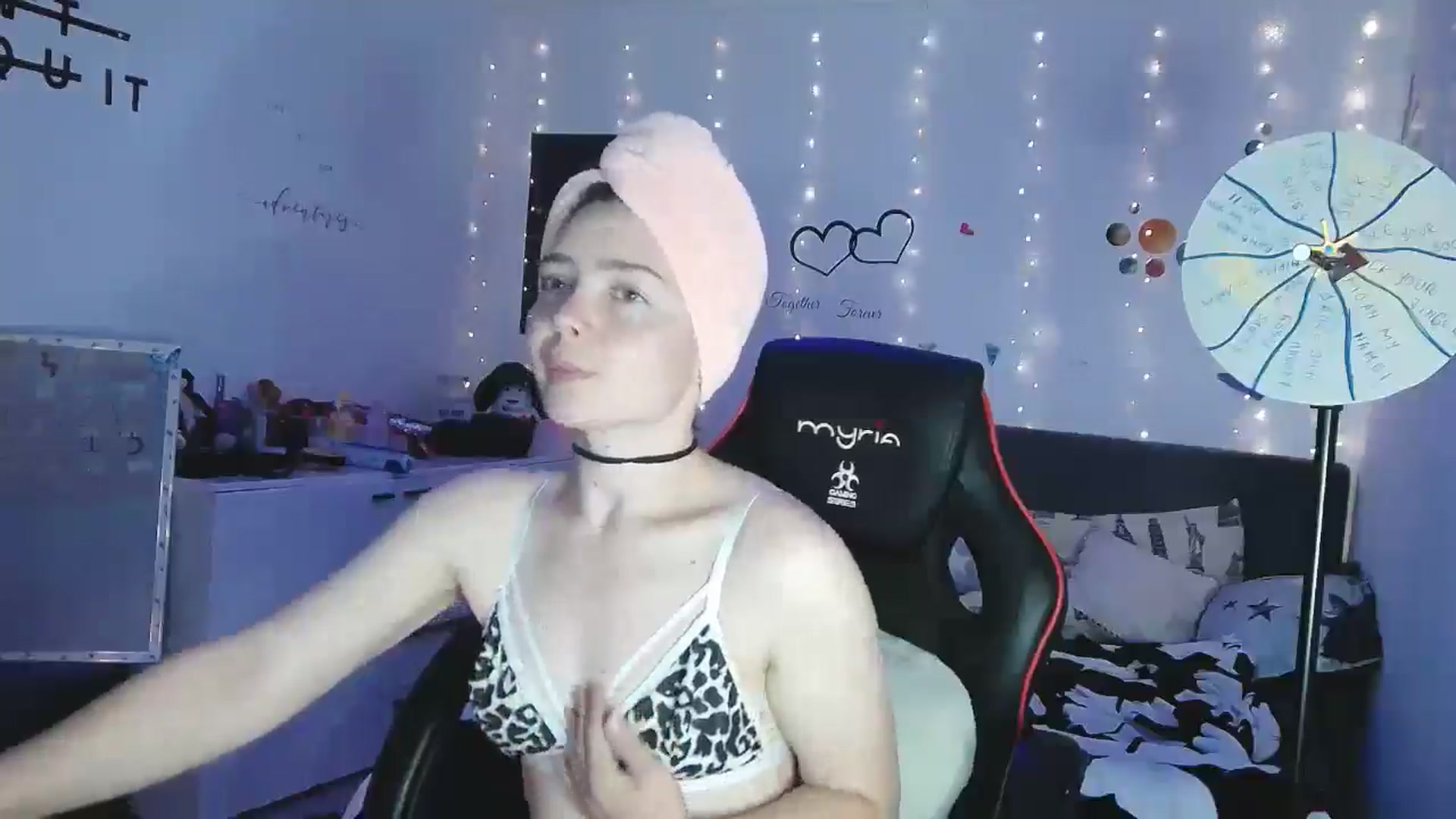 Gallery image thumbnail from YreneA's myfreecams stream on, 05/04/2025, 18:01 image 2 of 20