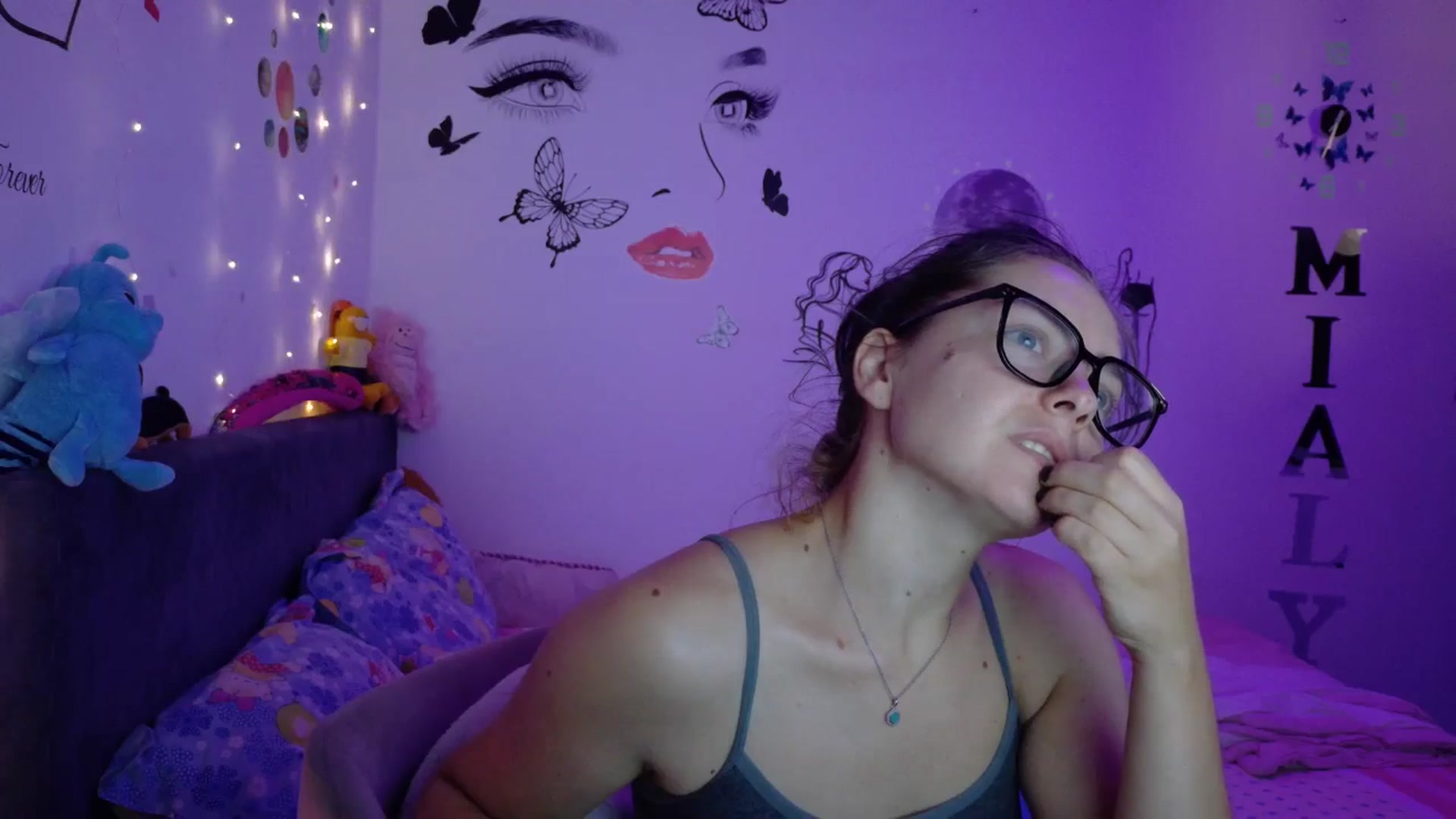 Gallery image thumbnail from YreneA's myfreecams stream on, 08/12/2025, 04:40 image 3 of 20