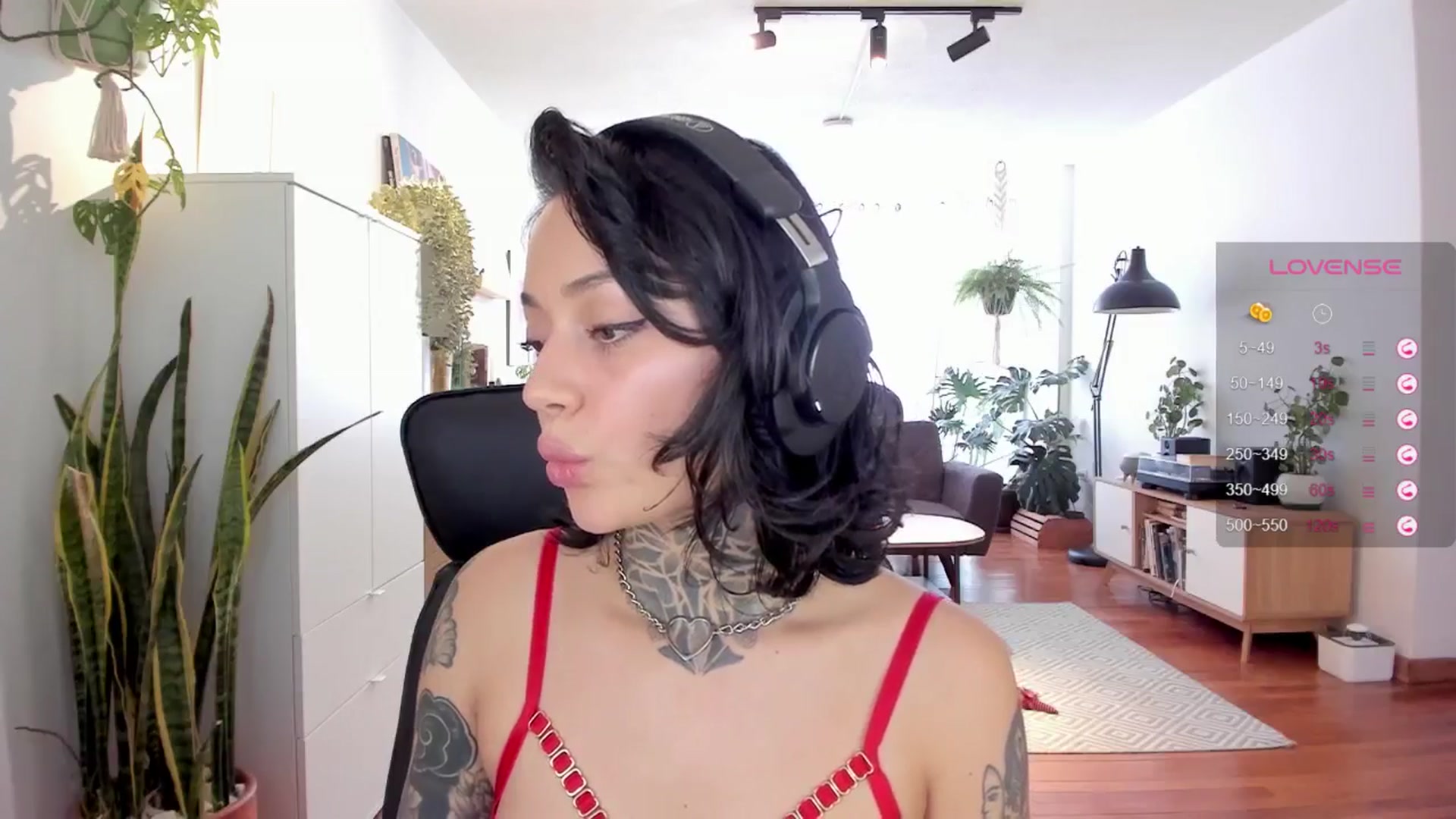 Gallery image thumbnail from Ysabeau's myfreecams stream on, 07/25/2024, 17:22 image 2 of 20