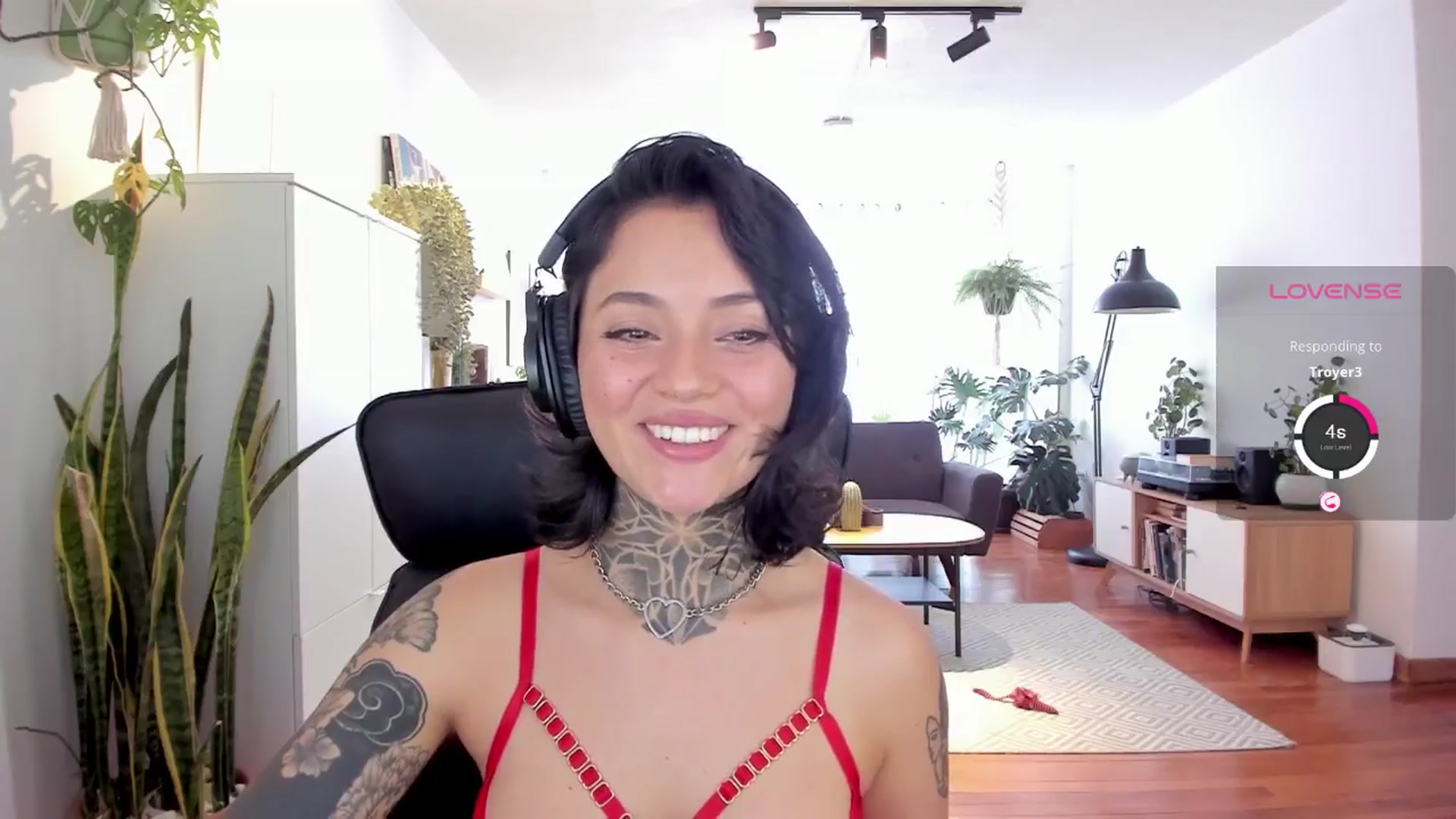 Gallery image thumbnail from Ysabeau's myfreecams stream on, 07/25/2024, 17:22 image 9 of 20