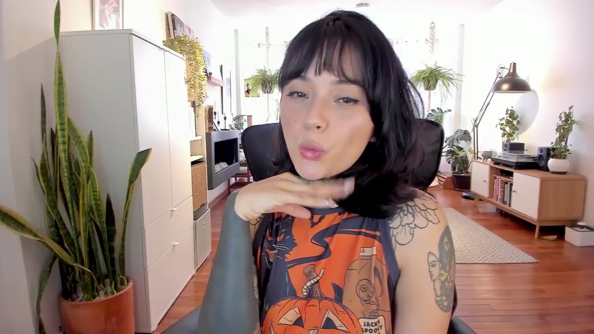 Gallery image thumbnail from Ysabeau's myfreecams stream on, 10/19/2024, 17:39 image 16 of 20