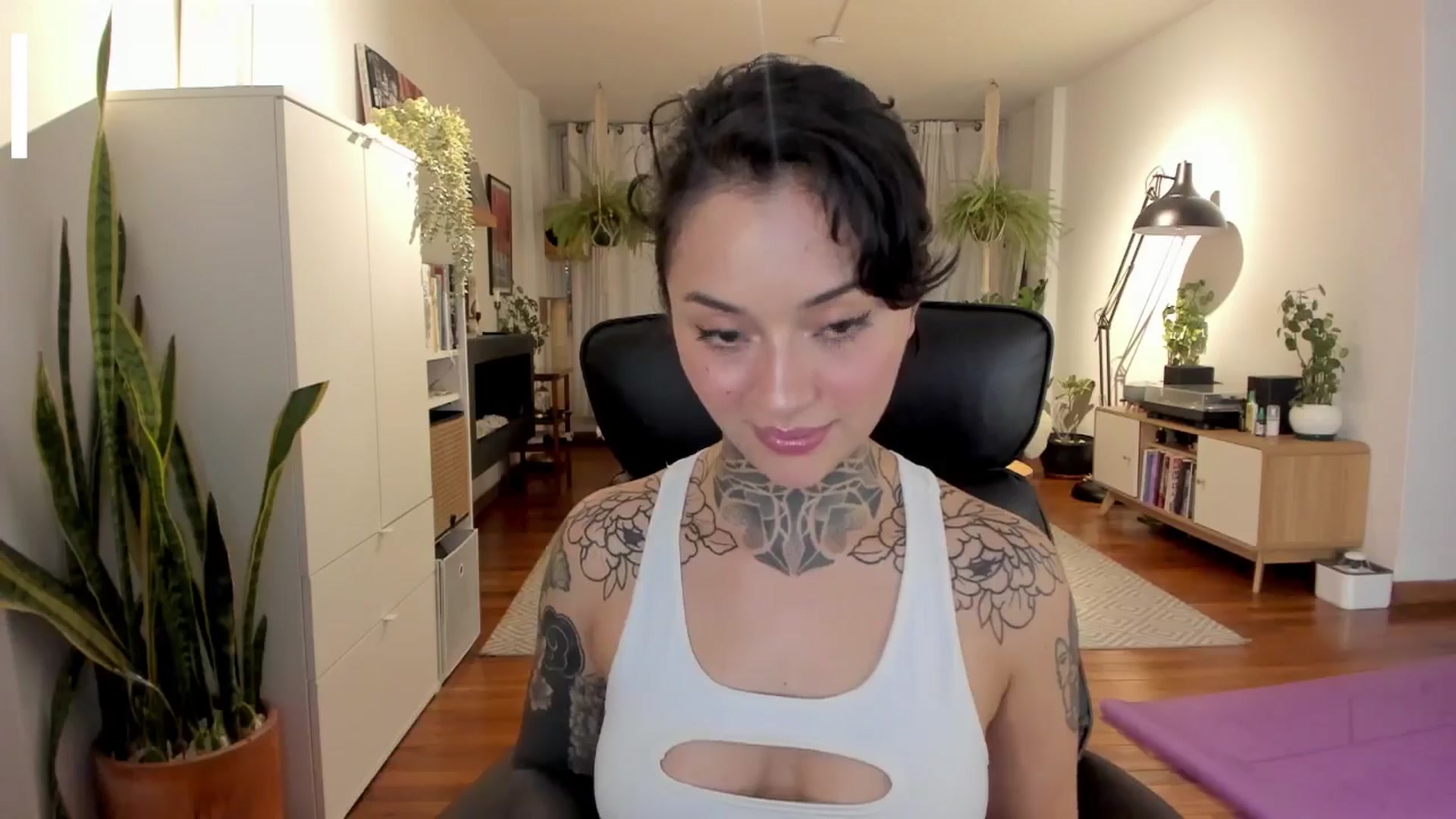 Gallery image thumbnail from Ysabeau's myfreecams stream on, 11/13/2024, 24:20 image 20 of 20