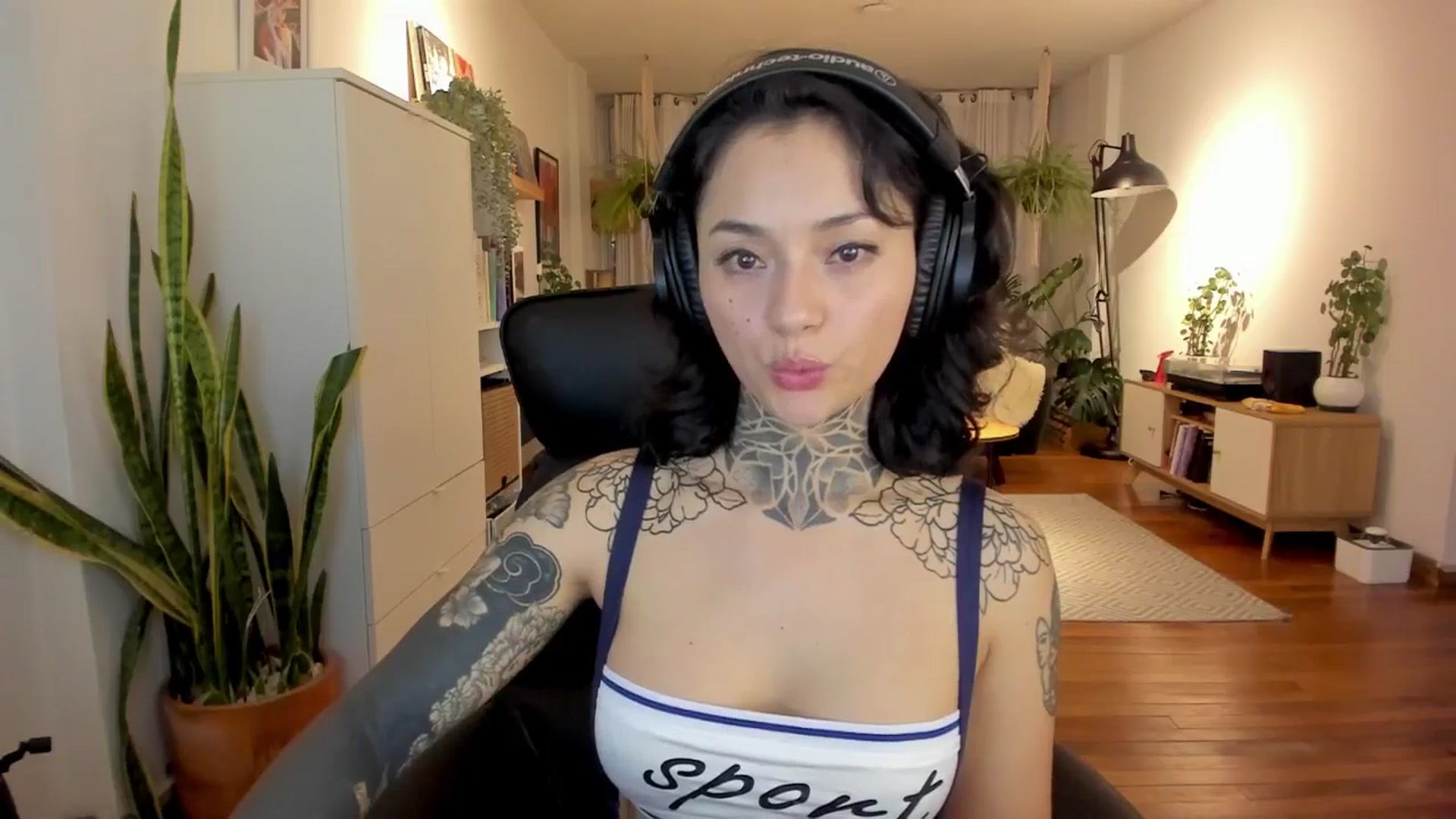 Gallery image thumbnail from Ysabeau's myfreecams stream on, 11/29/2024, 23:51 image 3 of 20