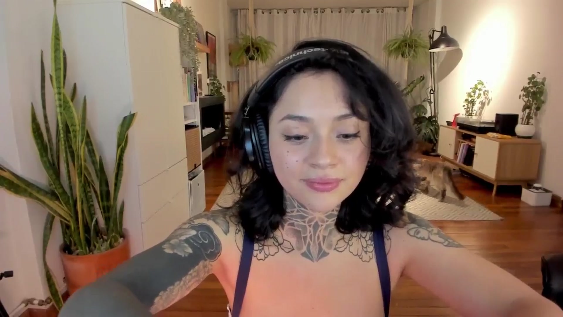 Gallery image thumbnail from Ysabeau's myfreecams stream on, 11/29/2024, 23:51 image 6 of 20