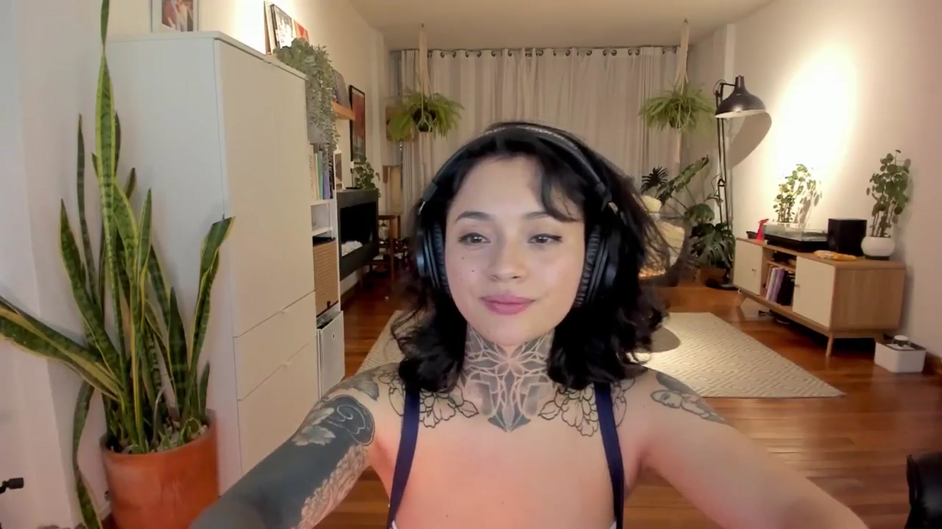 Gallery image thumbnail from Ysabeau's myfreecams stream on, 11/29/2024, 23:51 image 7 of 20
