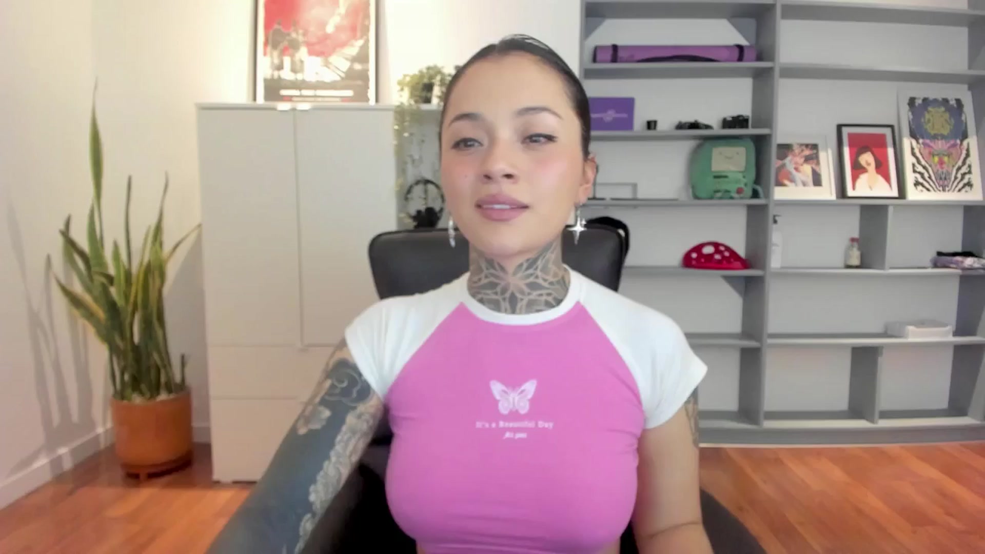 Gallery image thumbnail from Ysabeau's myfreecams stream on, 12/09/2024, 23:34 image 6 of 20