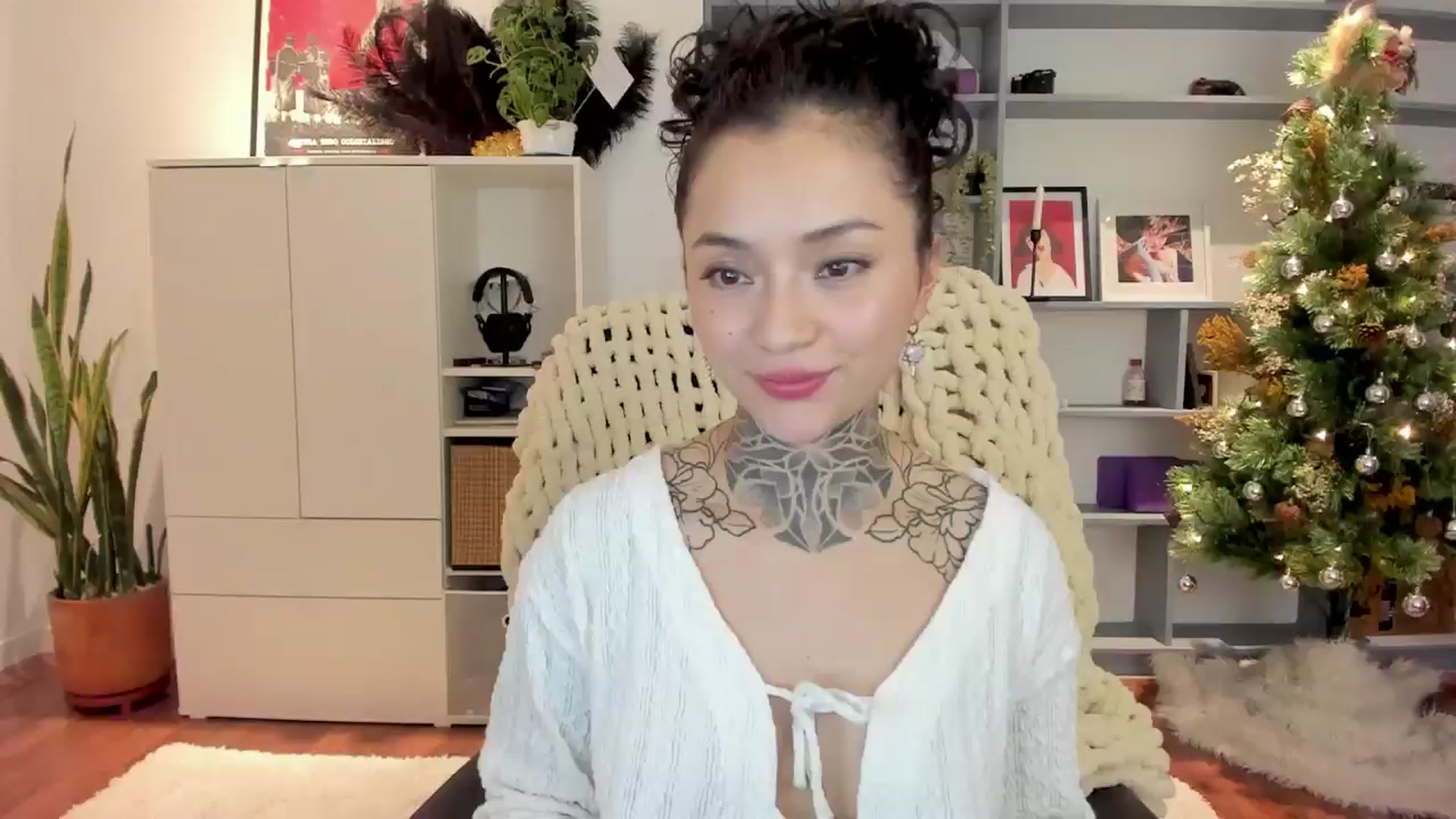 Gallery image thumbnail from Ysabeau's myfreecams stream on, 12/19/2024, 24:10 image 15 of 20
