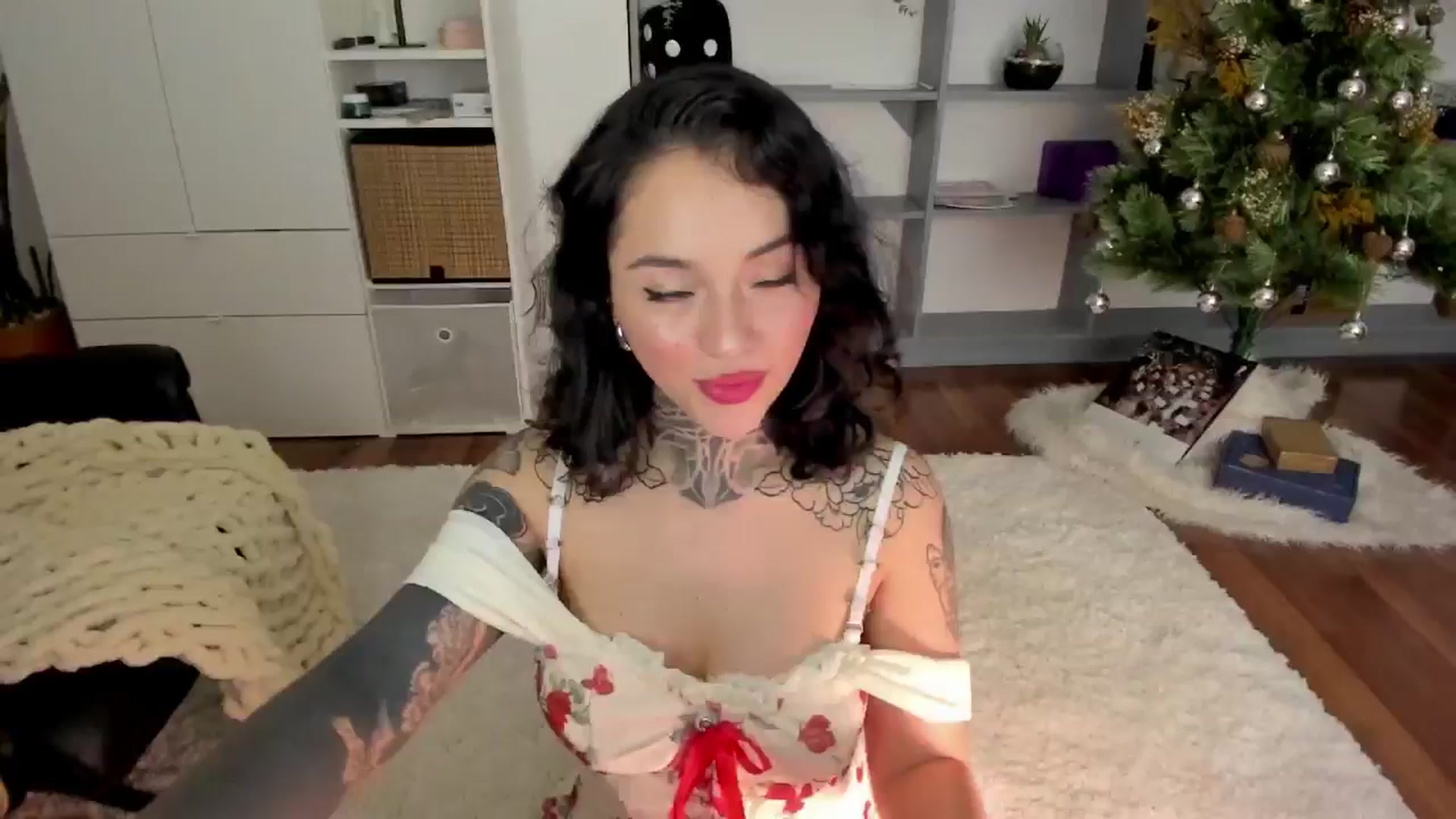 Gallery image thumbnail from Ysabeau's myfreecams stream on, 12/24/2024, 23:27 image 17 of 20