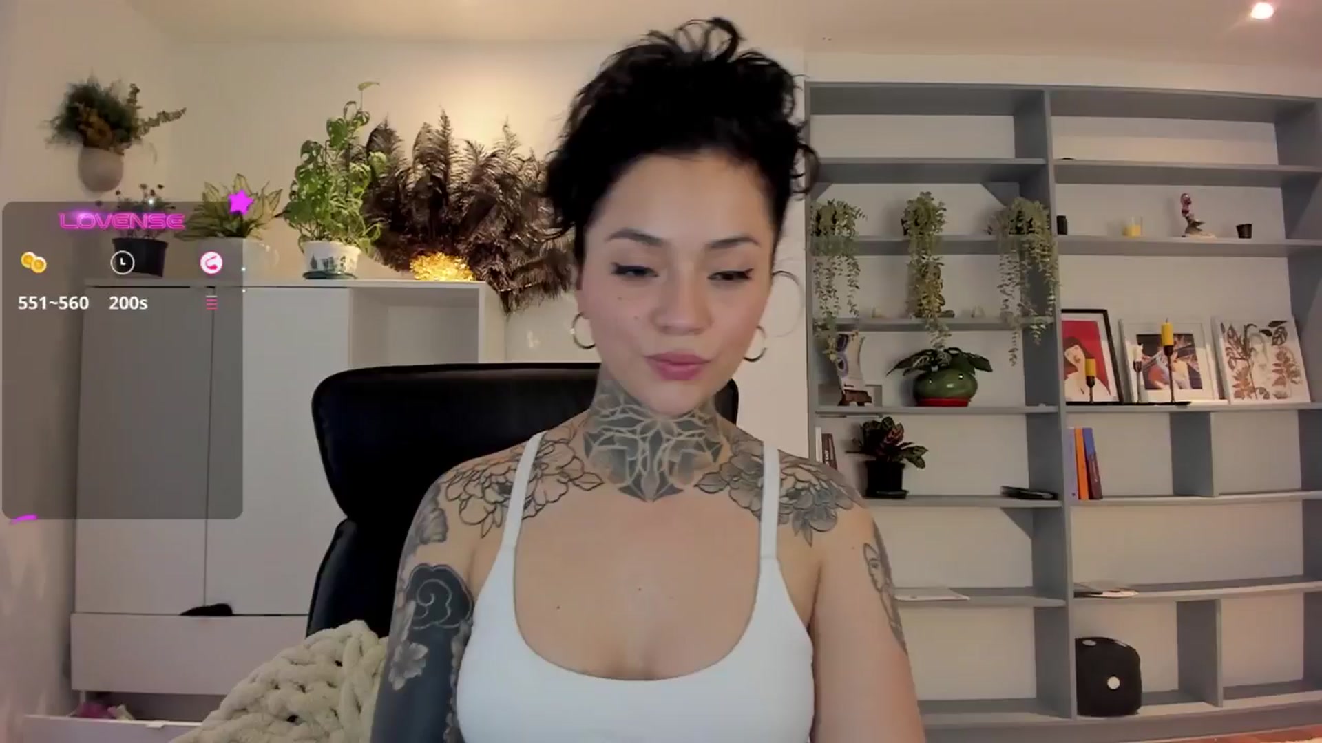 Gallery image thumbnail from Ysabeau's myfreecams stream on, 03/25/2025, 23:34 image 9 of 20