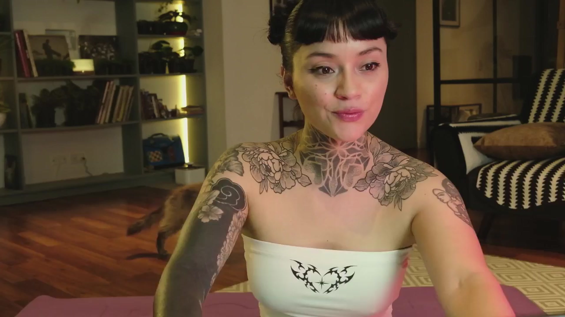 Gallery image thumbnail from Ysabeau's myfreecams stream on, 04/24/2025, 23:18 image 1 of 20