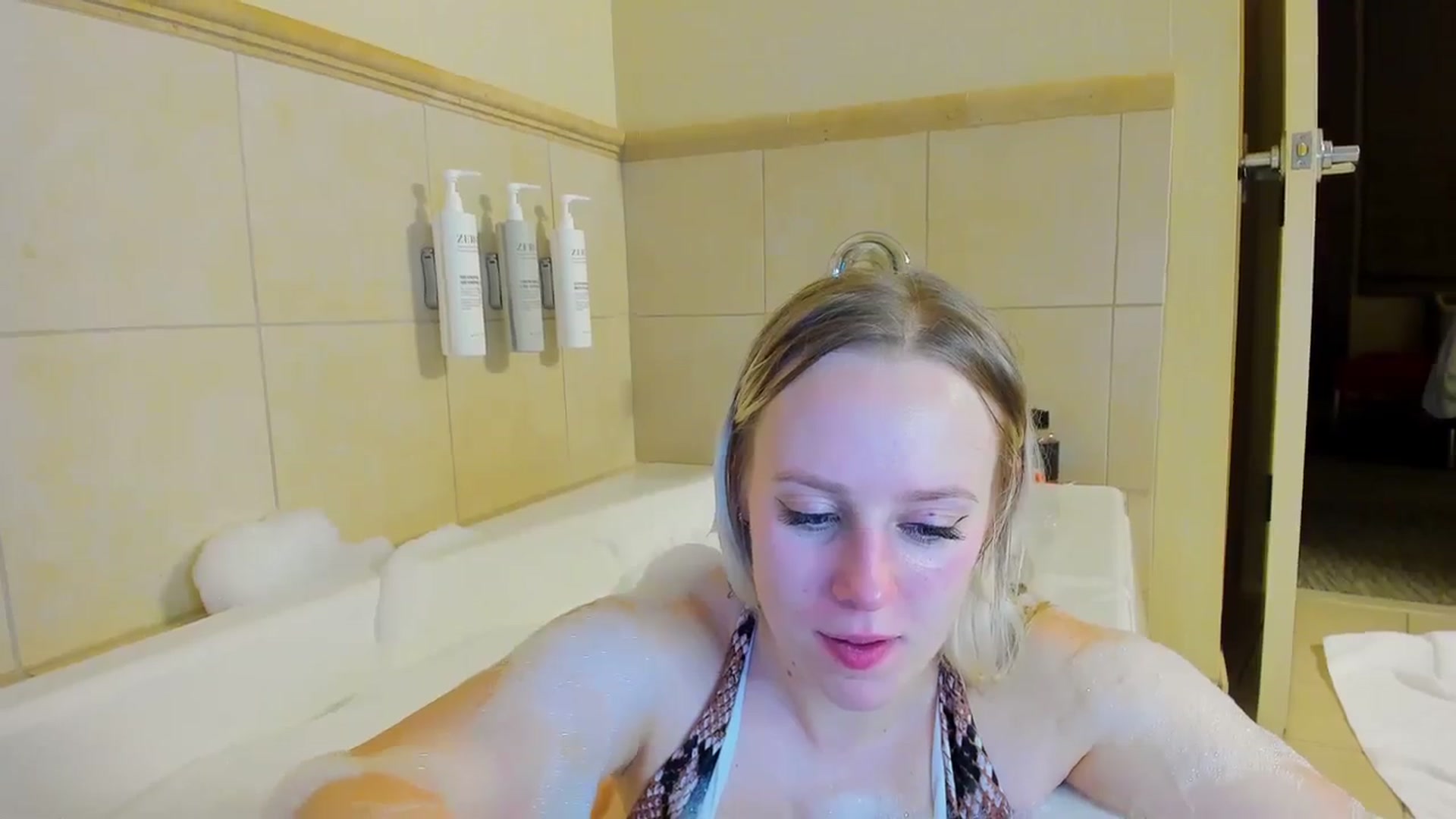 Gallery image thumbnail from YummyDuchass's myfreecams stream on, 02/11/2024, 09:55 image 10 of 20