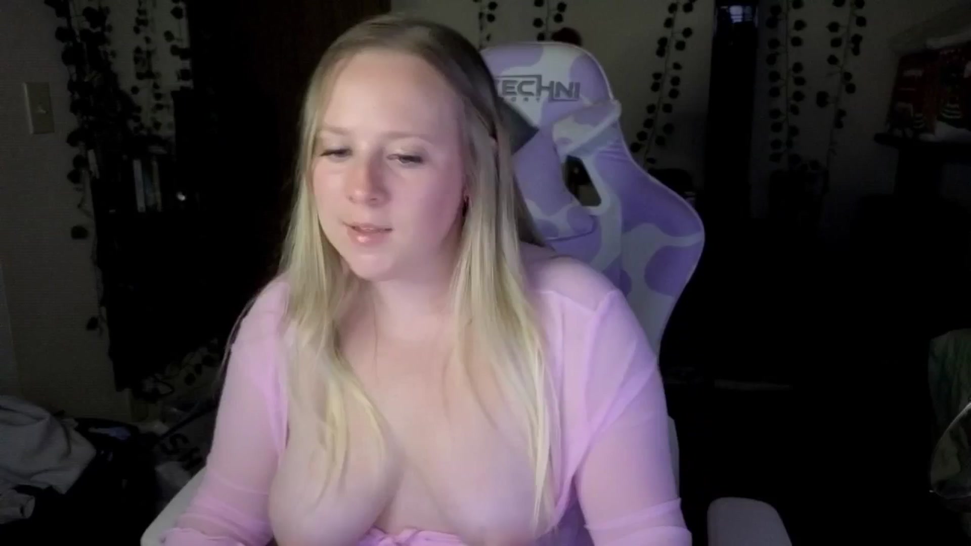 Gallery image thumbnail from YummyDuchass's myfreecams stream on, 08/25/2025, 08:08 image 6 of 20