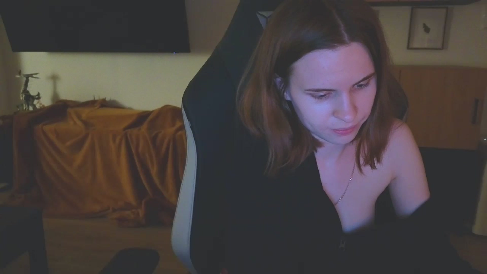 Gallery image thumbnail from Yuri_elfie's myfreecams stream on, 04/13/2024, 02:44 image 19 of 20