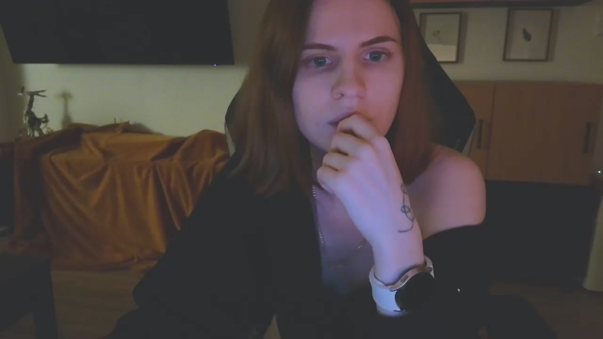 Gallery image thumbnail from Yuri_elfie's myfreecams stream on, 04/13/2024, 02:44 image 16 of 20