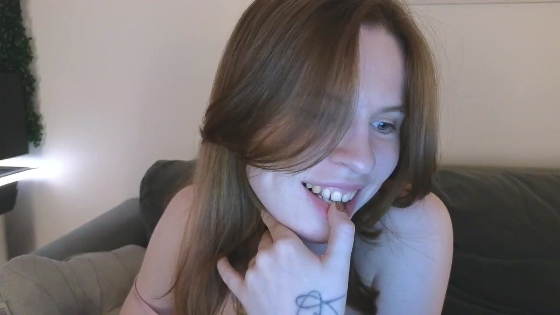 Gallery image thumbnail from Yuri_elfie's myfreecams stream on, 11/19/2024, 06:09 image 5 of 20